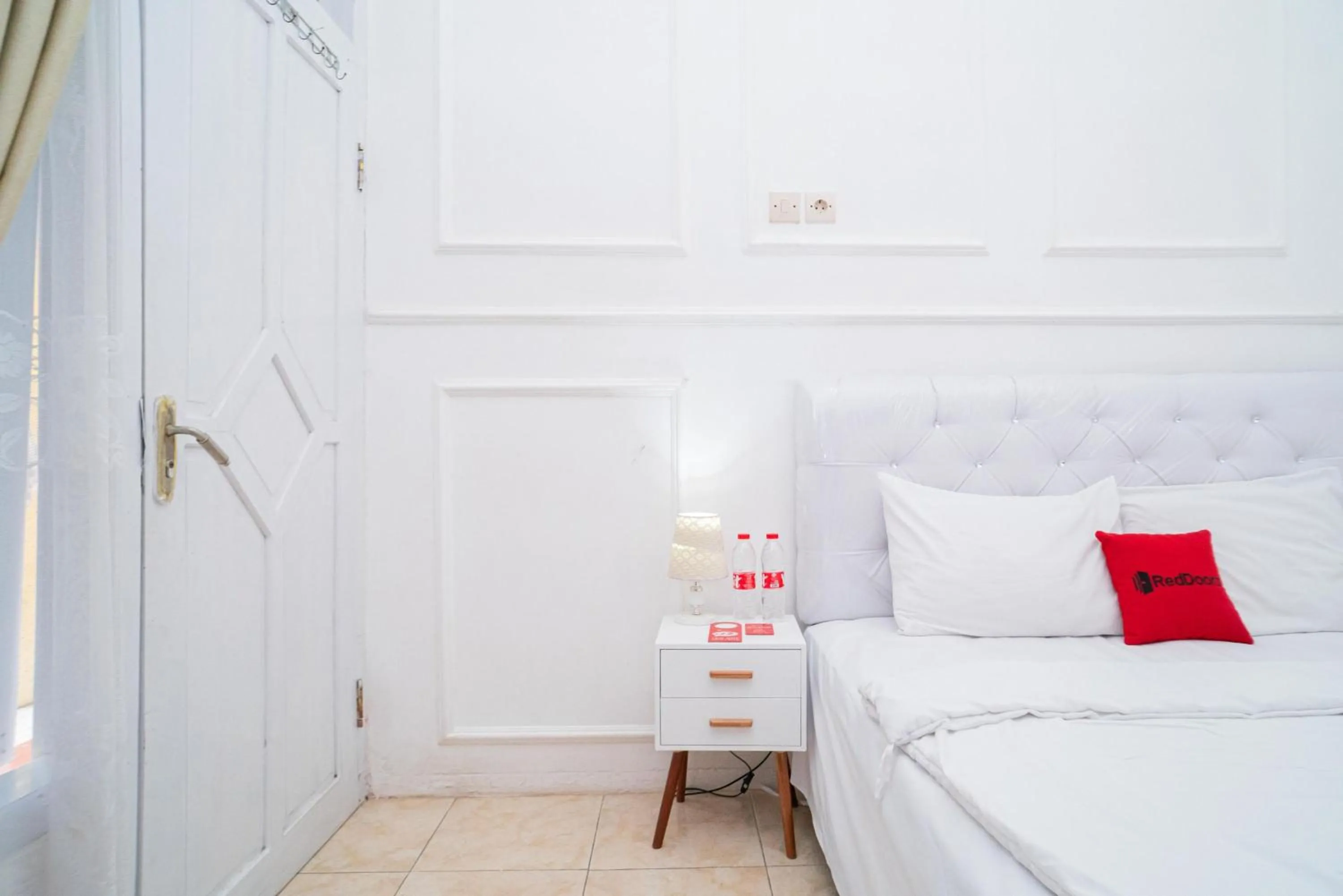 Bedroom, Bed in RedDoorz Syariah at Aura Homestay