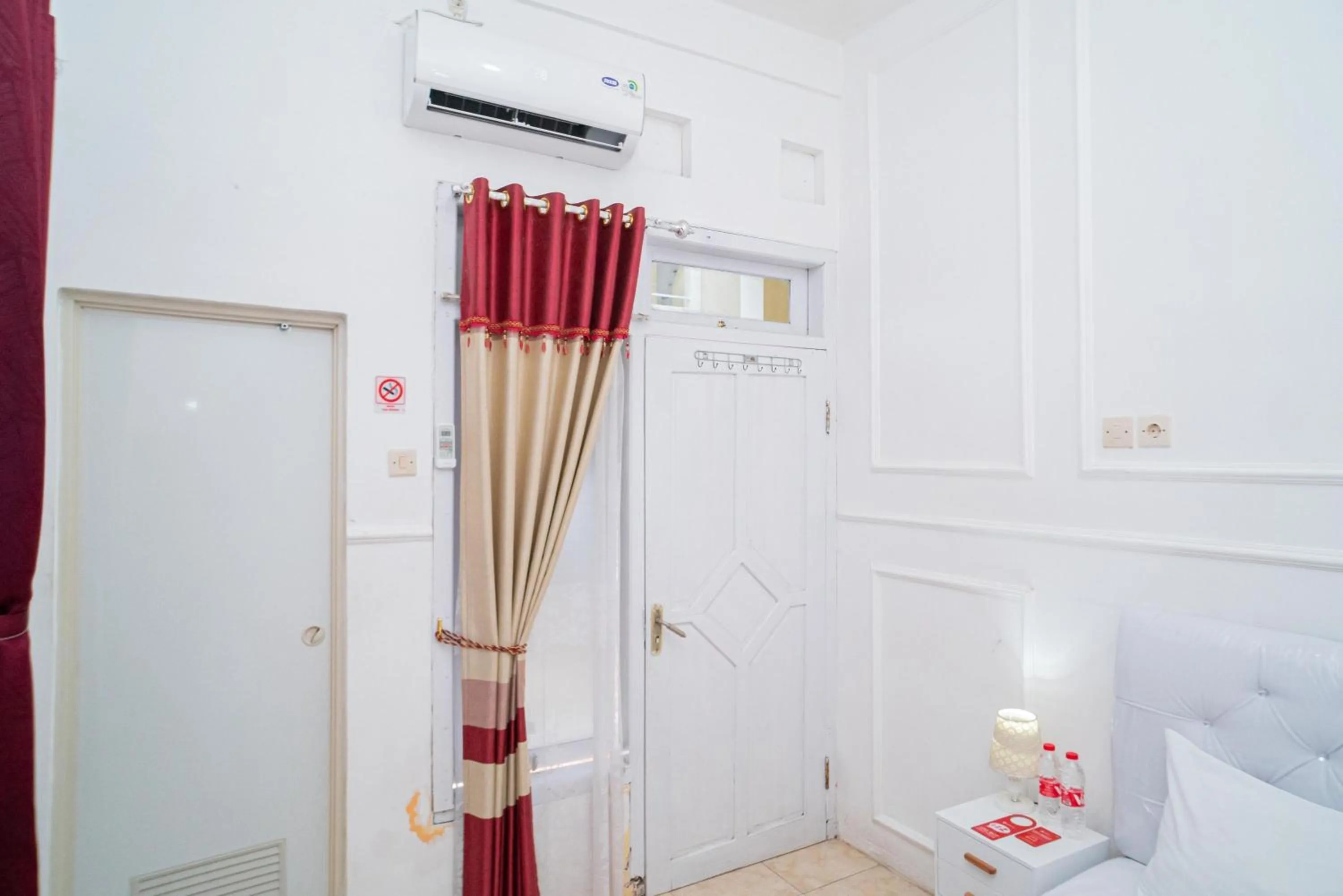 Bedroom, Bed in RedDoorz Syariah at Aura Homestay