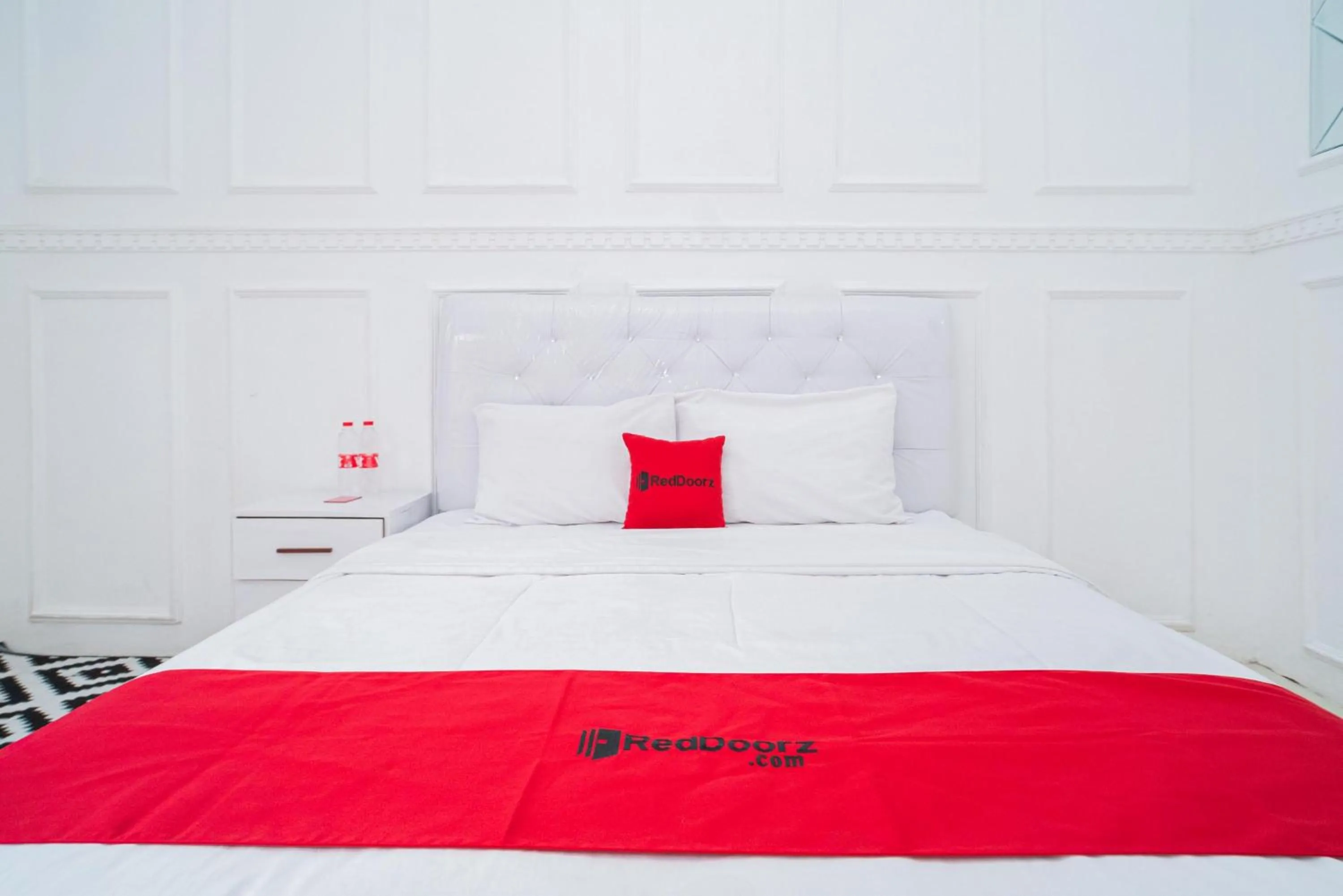 Bedroom, Bed in RedDoorz Syariah at Aura Homestay