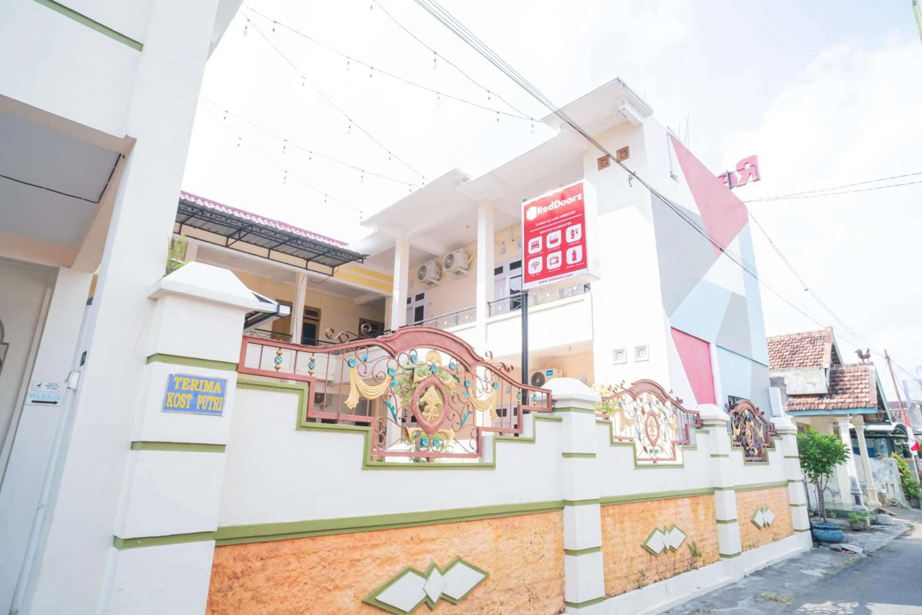 Property building in RedDoorz Syariah at Aura Homestay