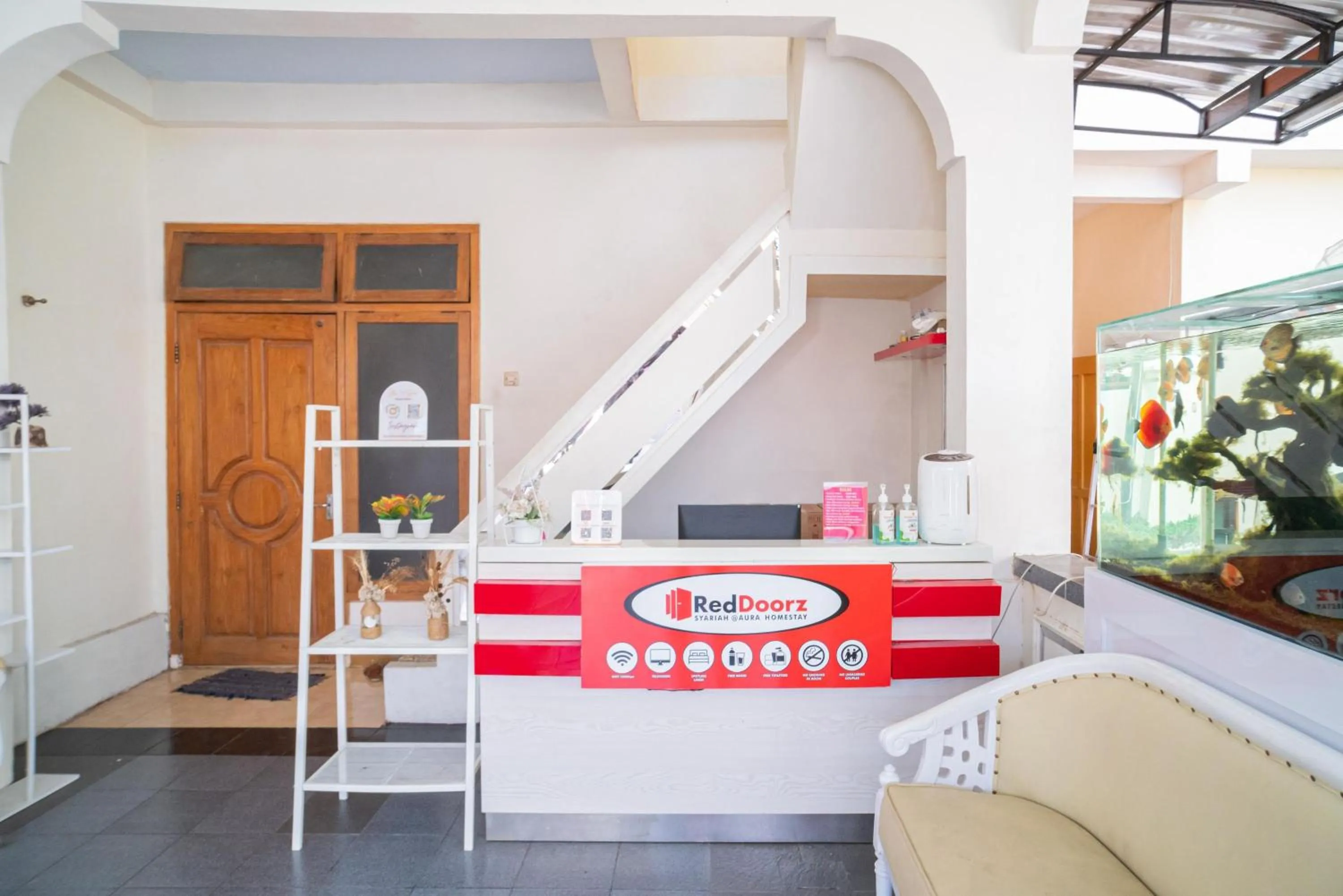 Lobby or reception, Bed in RedDoorz Syariah at Aura Homestay