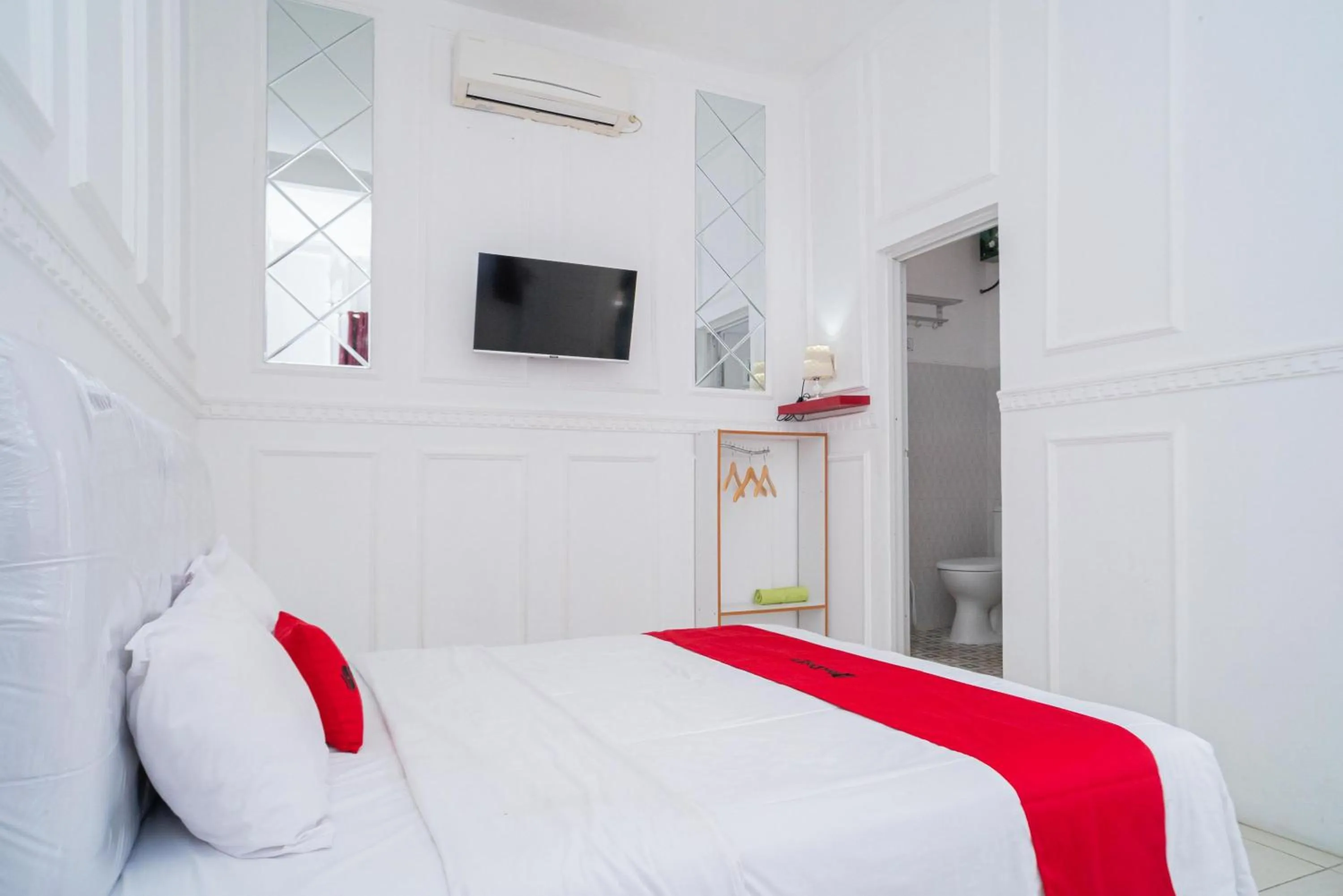 Bedroom, Bed in RedDoorz Syariah at Aura Homestay