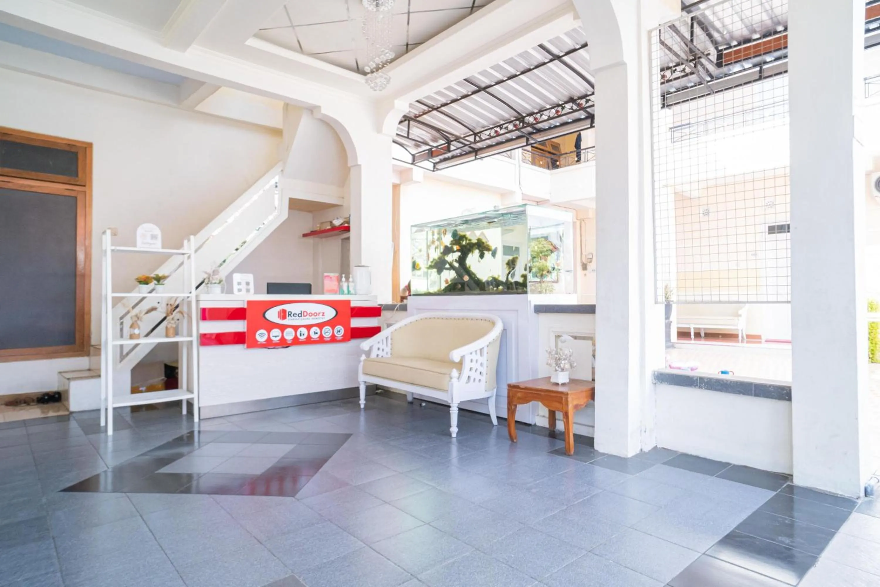 Lobby or reception in RedDoorz Syariah at Aura Homestay