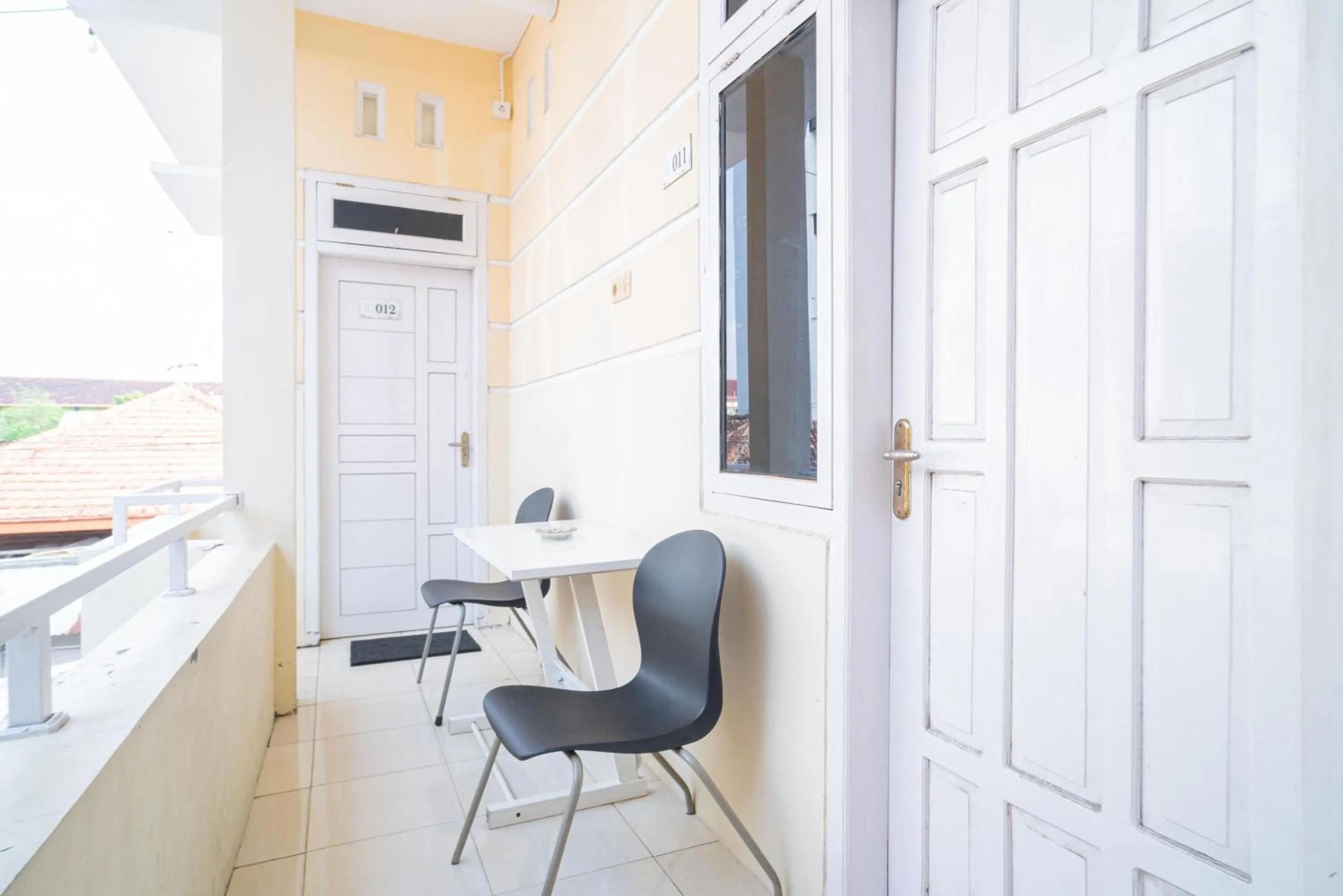 Balcony/Terrace in RedDoorz Syariah at Aura Homestay