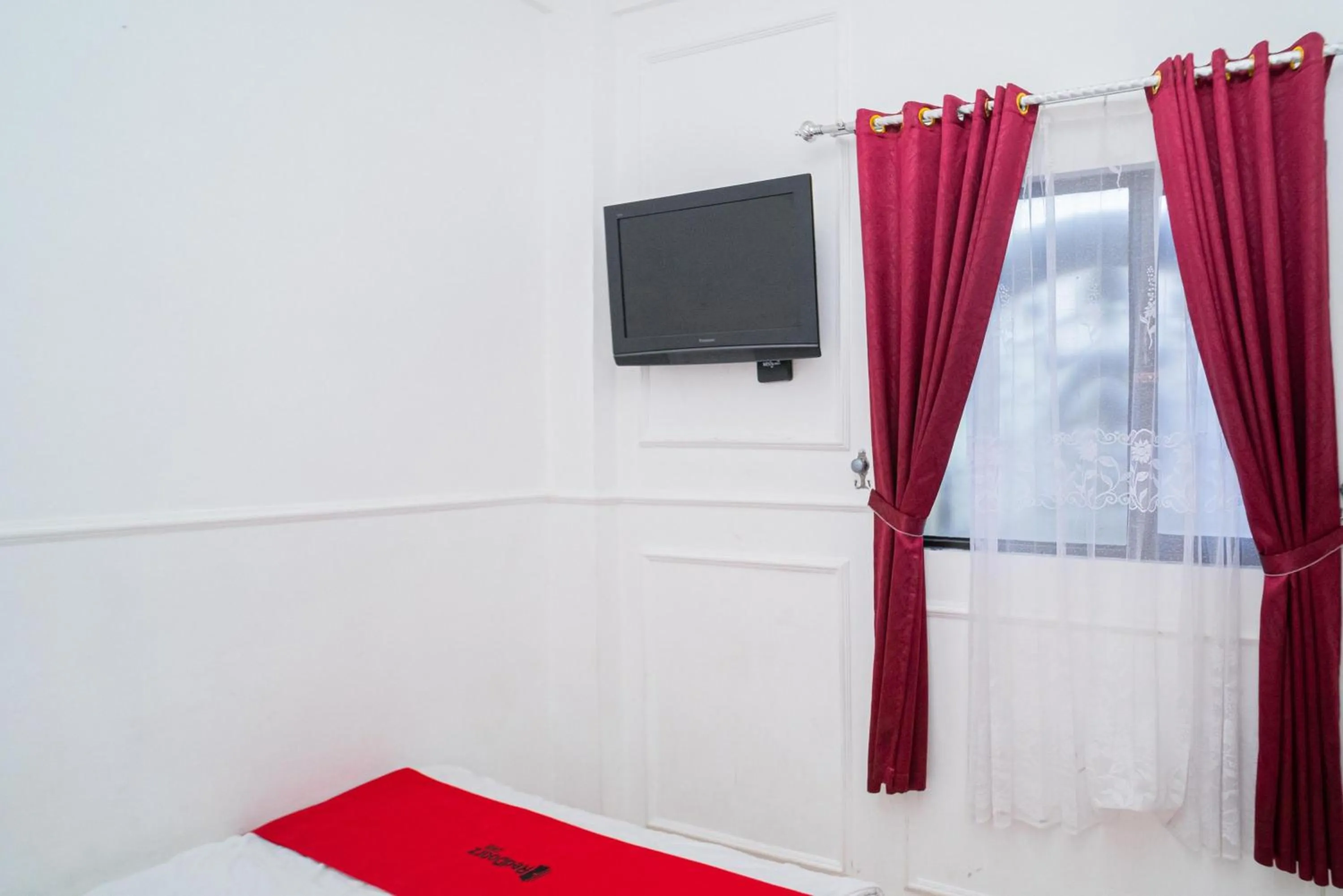 Bedroom in RedDoorz Syariah at Aura Homestay