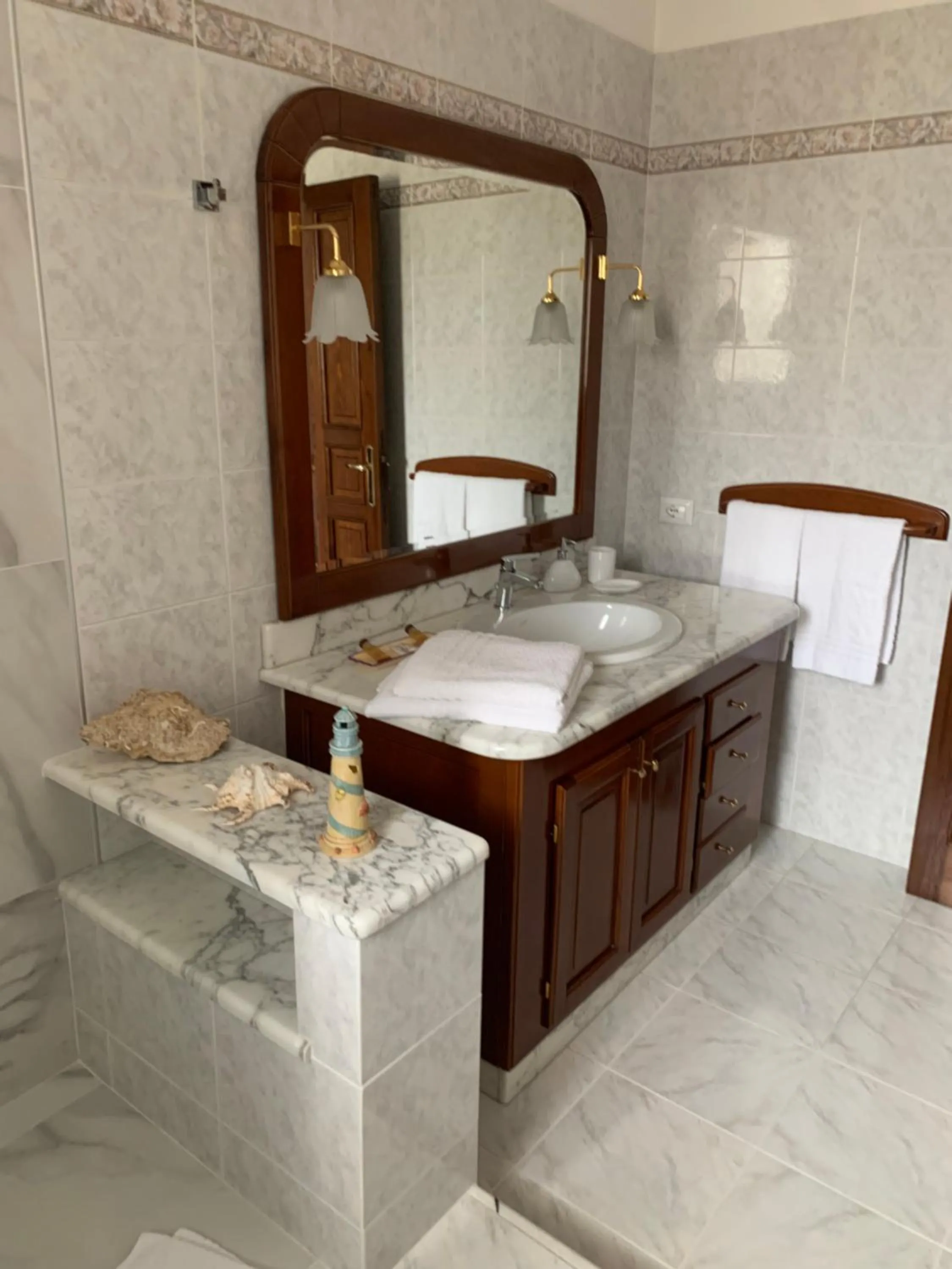 Shower, Bed in B&B Bentu de Mari