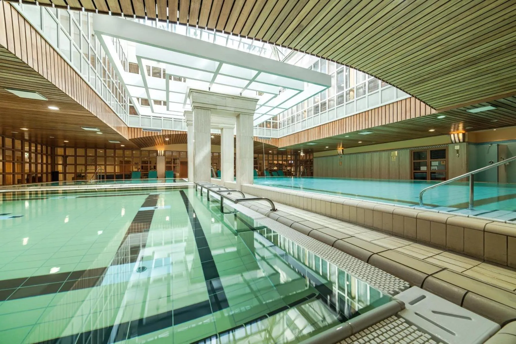 Swimming pool in Verdi Budapest Aquincum