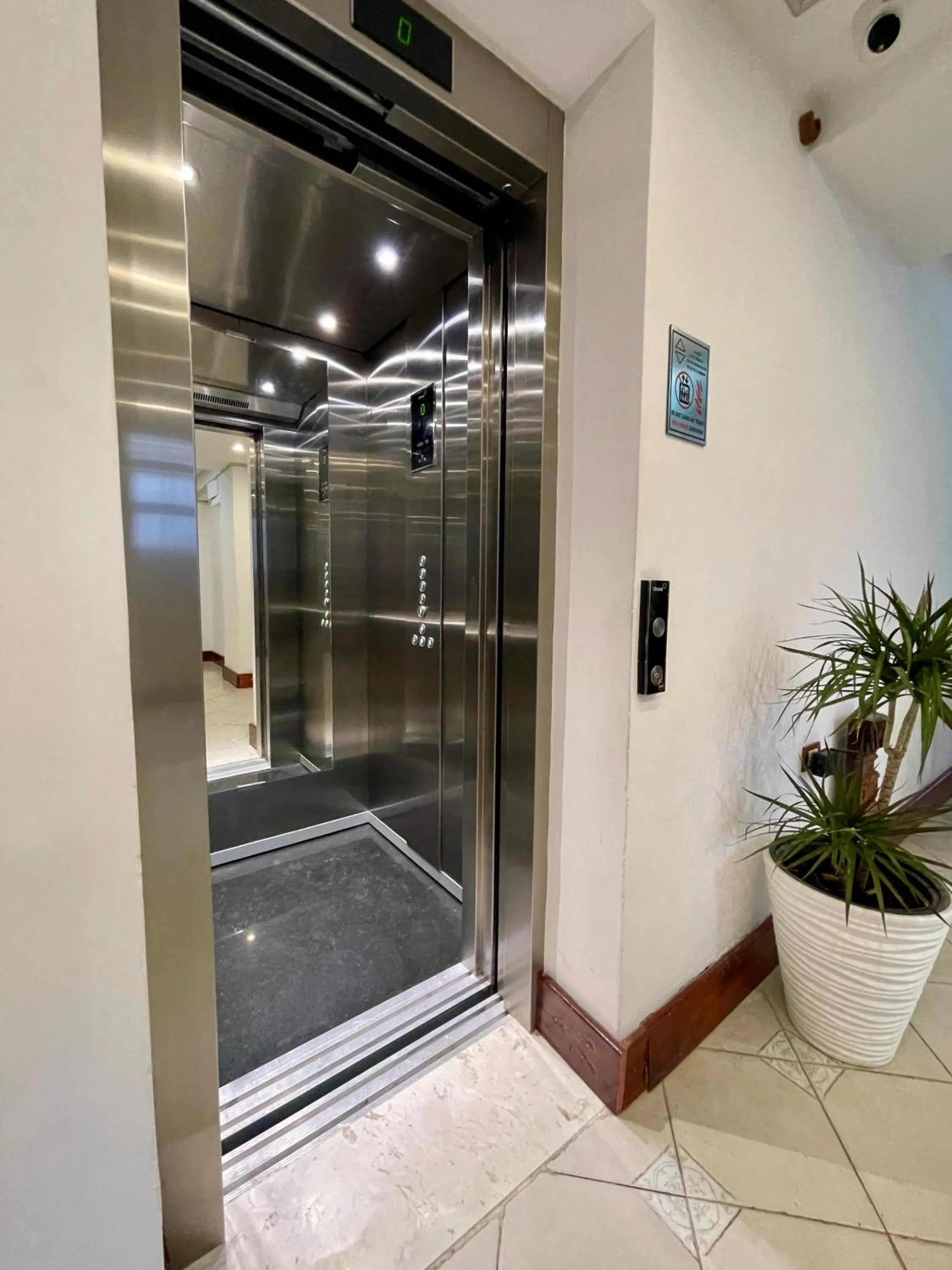 elevator in Hotel Globo