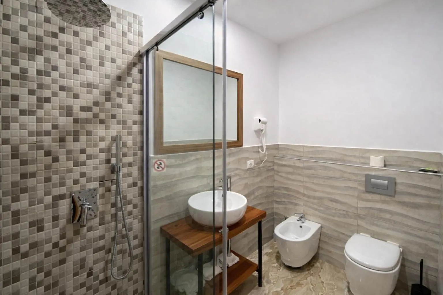 Shower in Hotel Globo