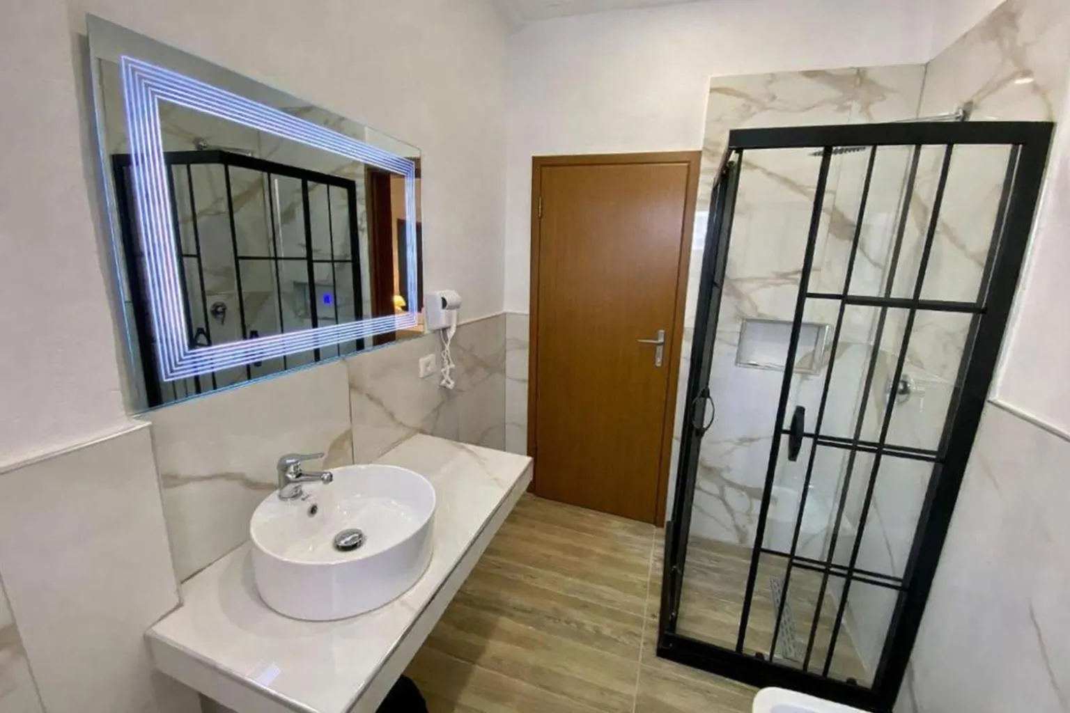 Shower in Hotel Globo