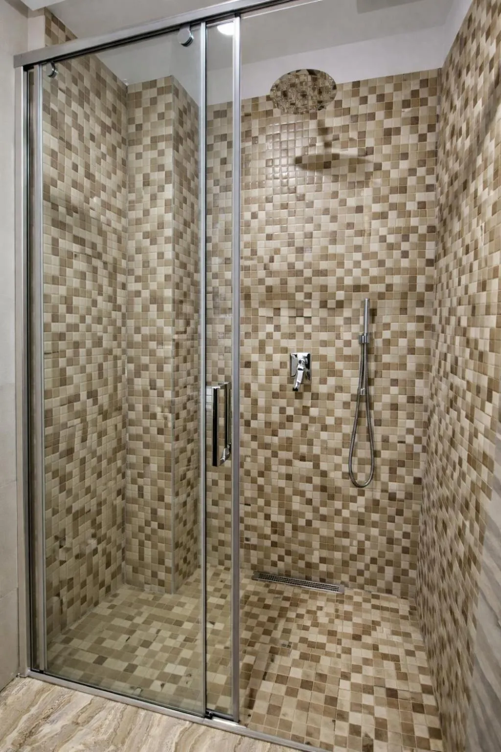 Shower in Hotel Globo