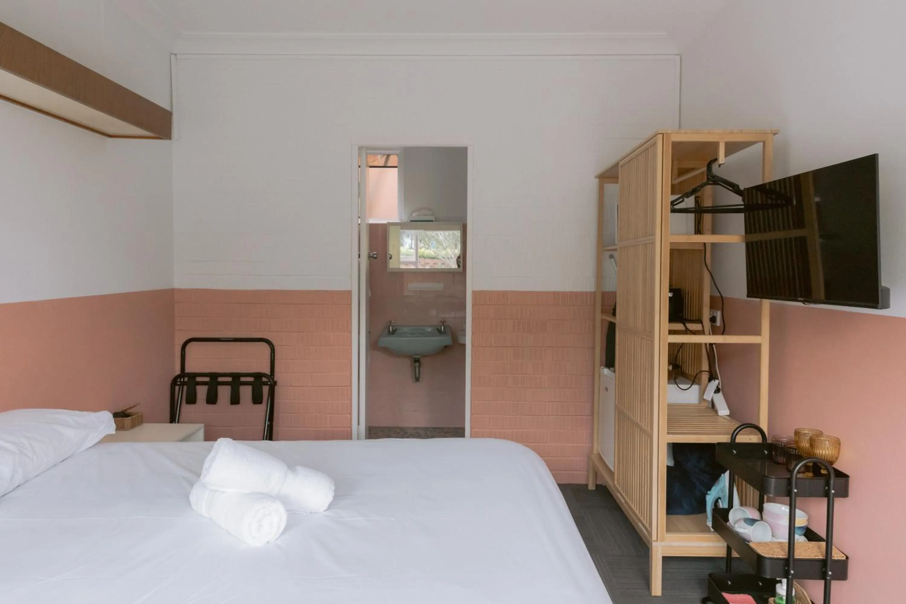 Bed in Black Swan Waterfront Motel