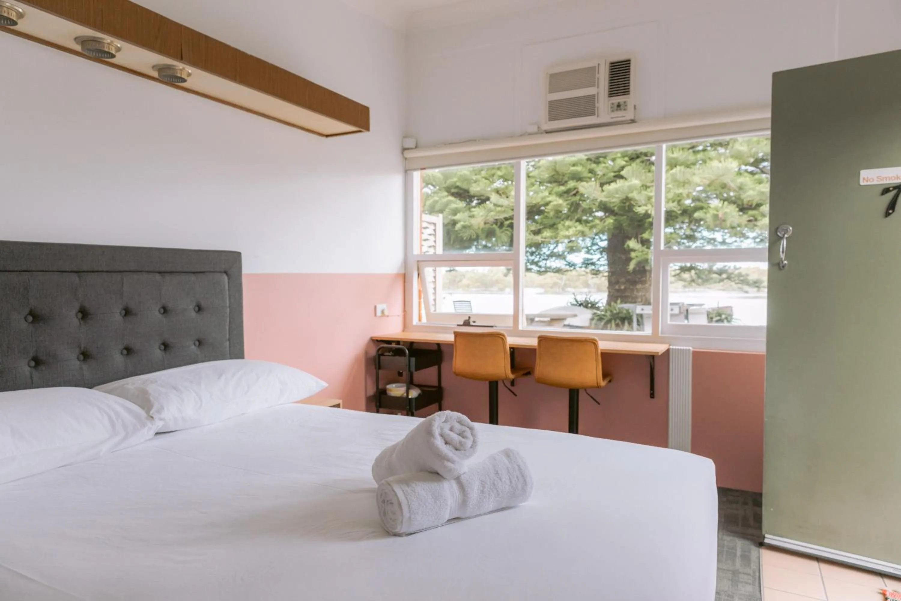 Bed in Black Swan Waterfront Motel