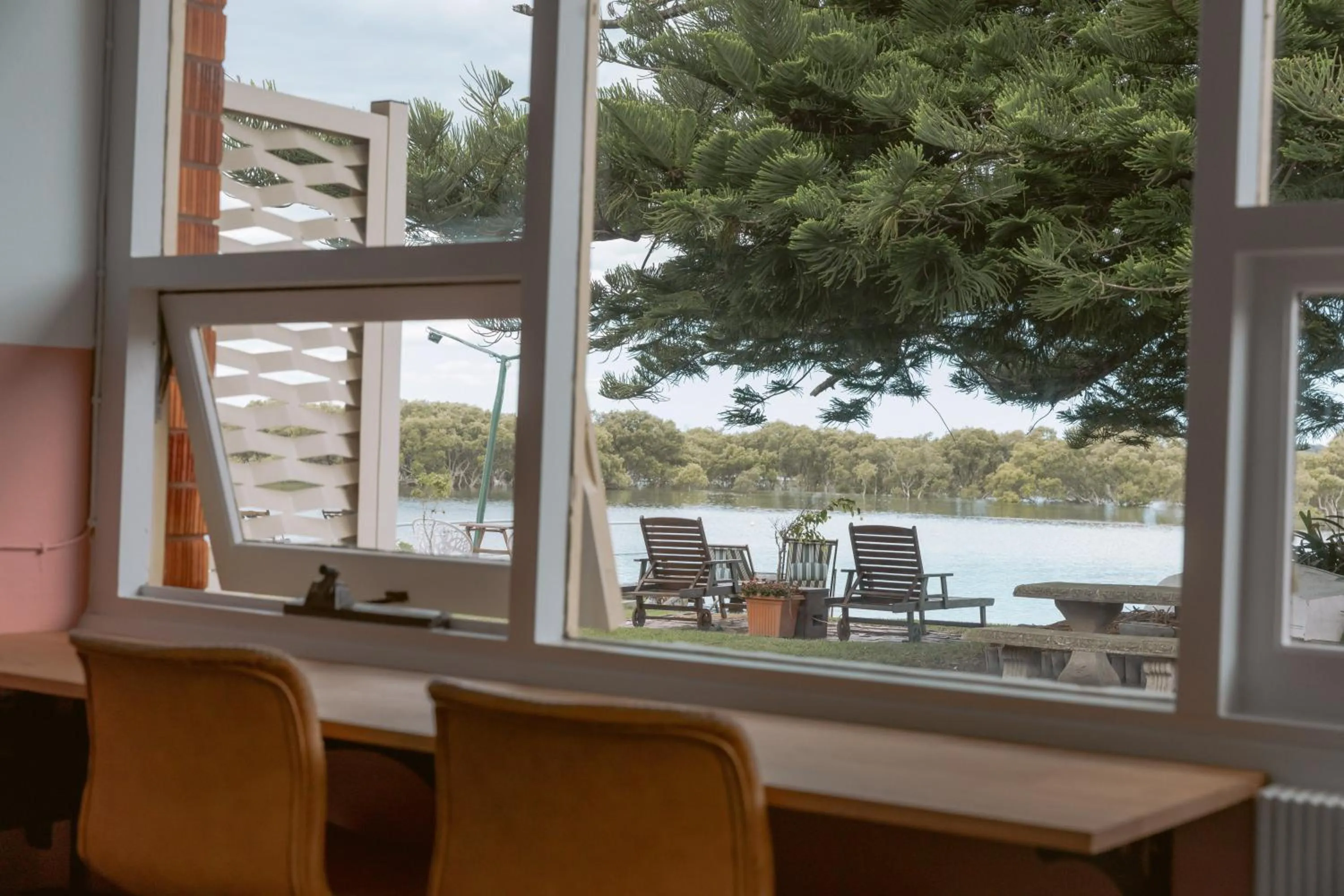 Black Swan Waterfront Motel