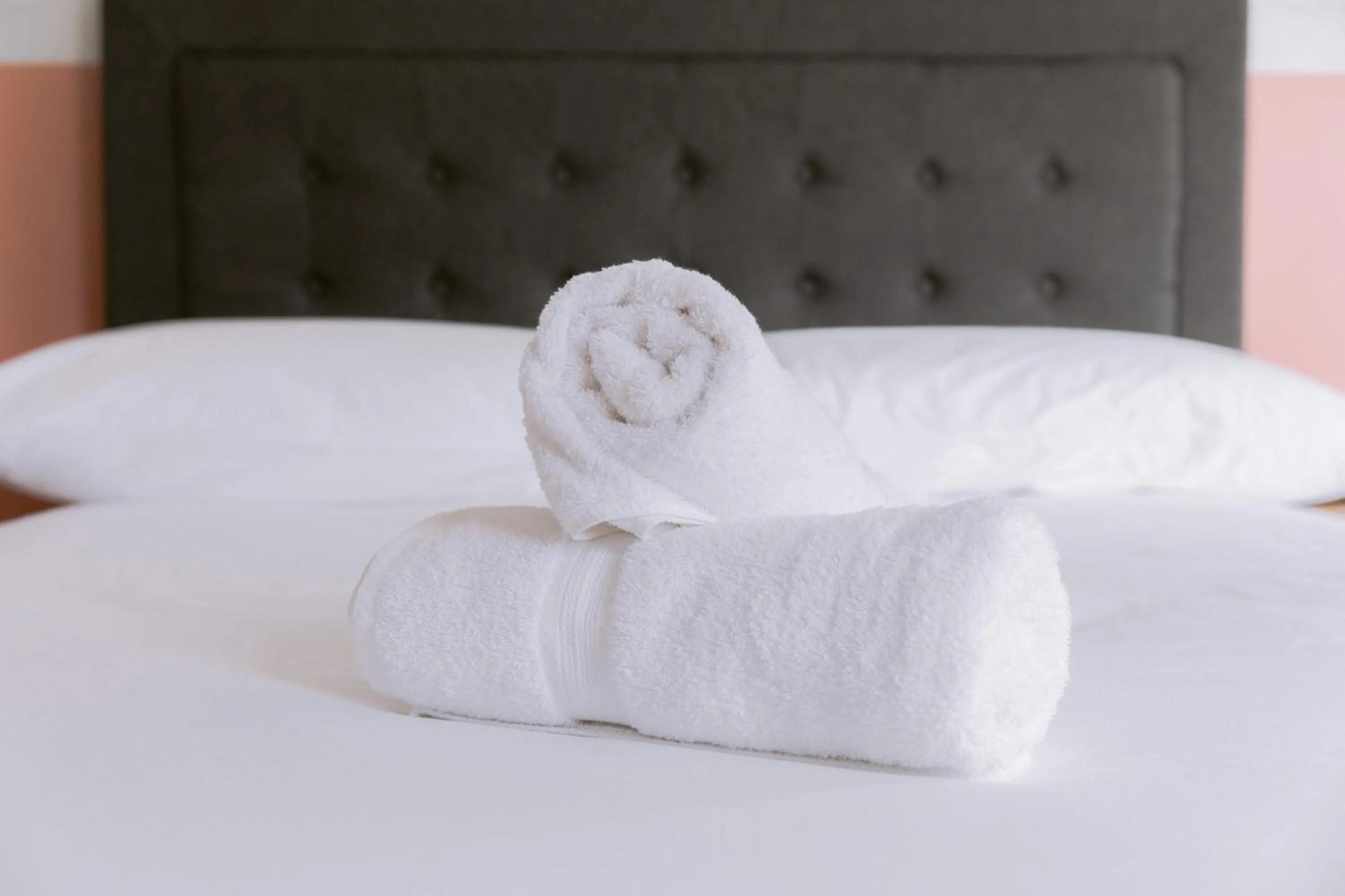 Bed in Black Swan Waterfront Motel