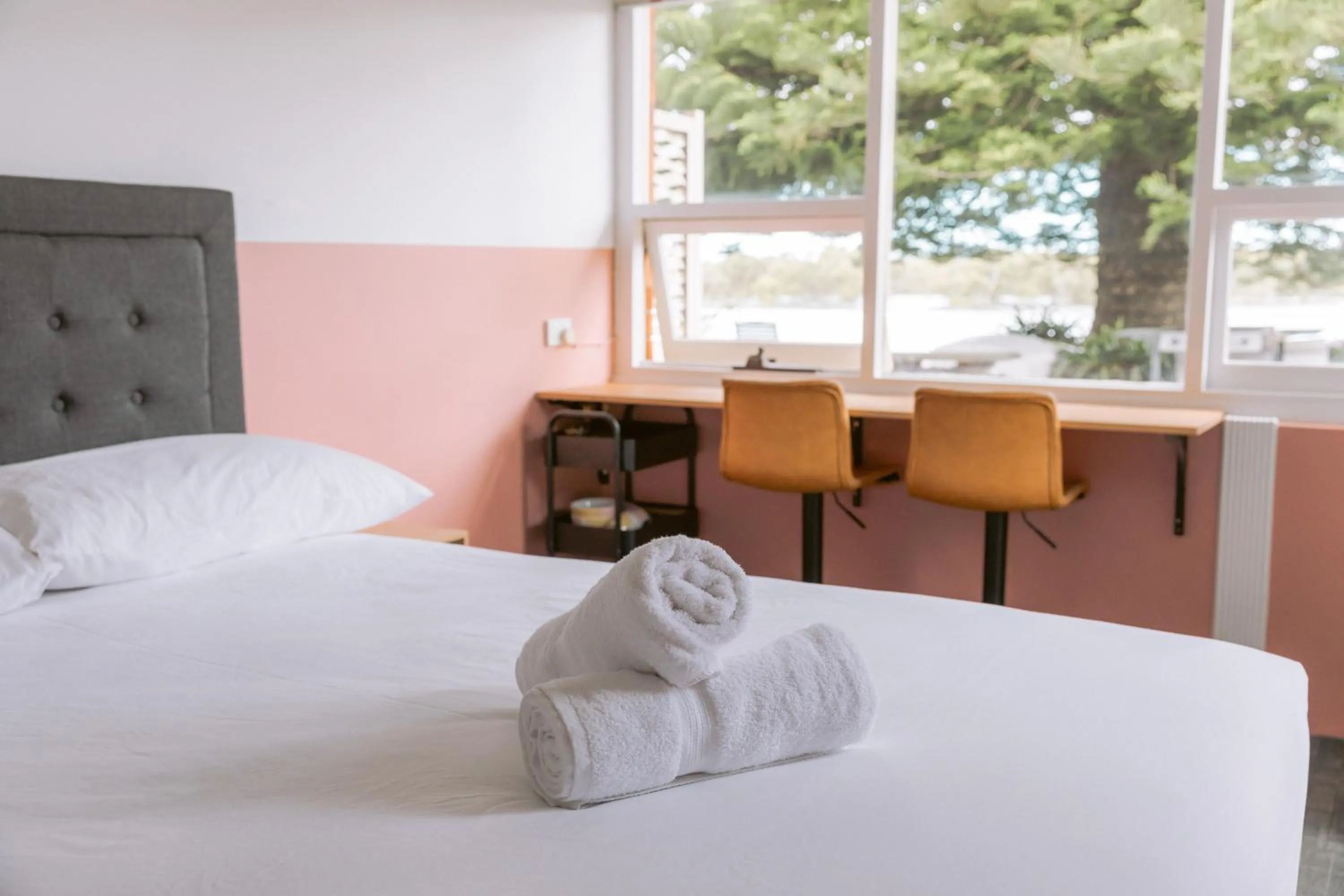 Bed in Black Swan Waterfront Motel