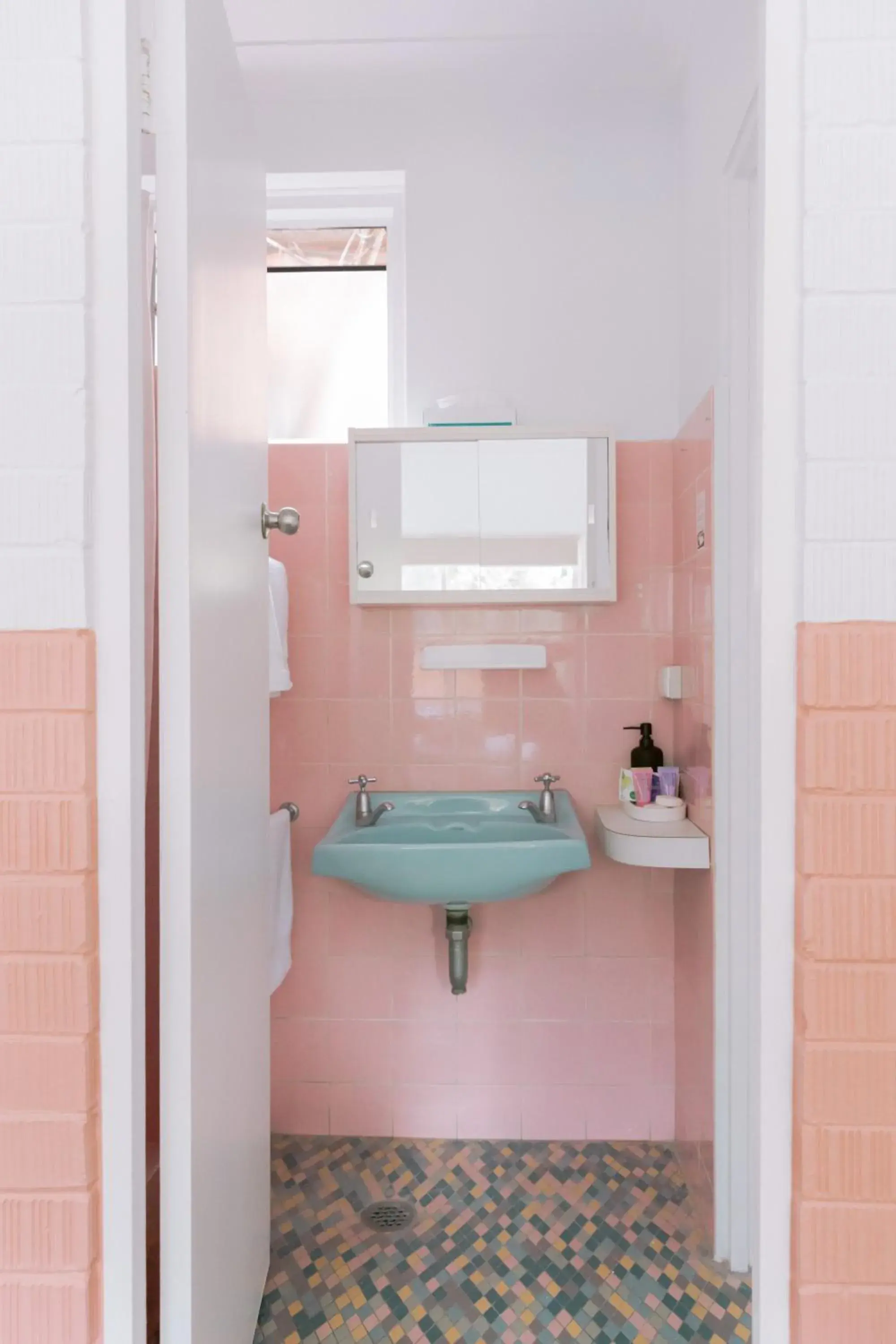 Family Room with Lake View in Black Swan Waterfront Motel Family Room with Lake View in Black Swan Waterfront Motel