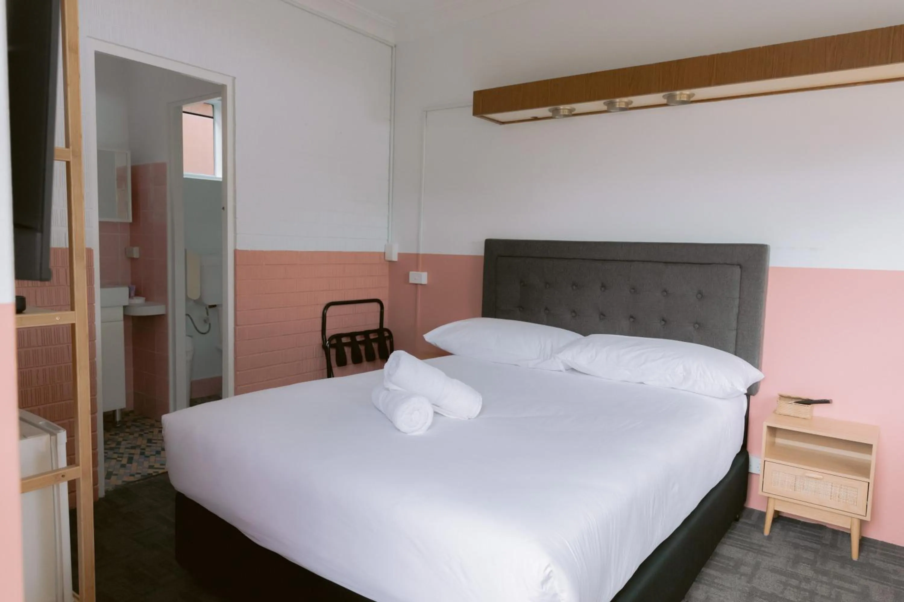 Bed in Black Swan Waterfront Motel