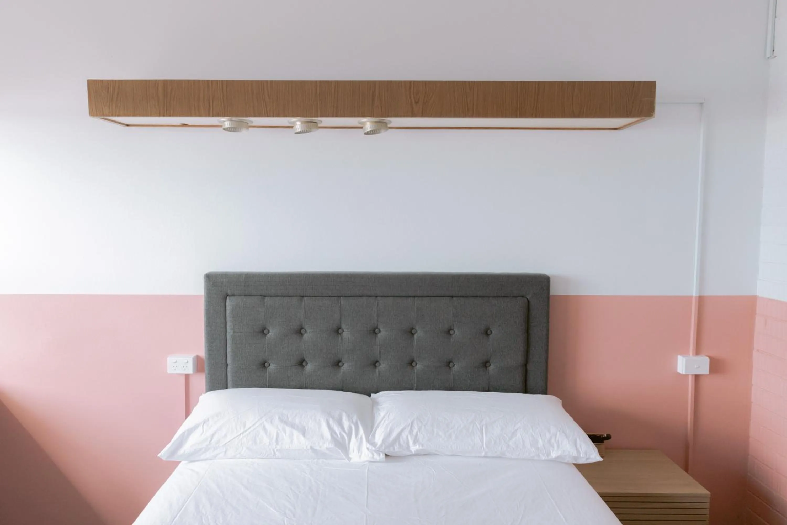 Bed in Black Swan Waterfront Motel