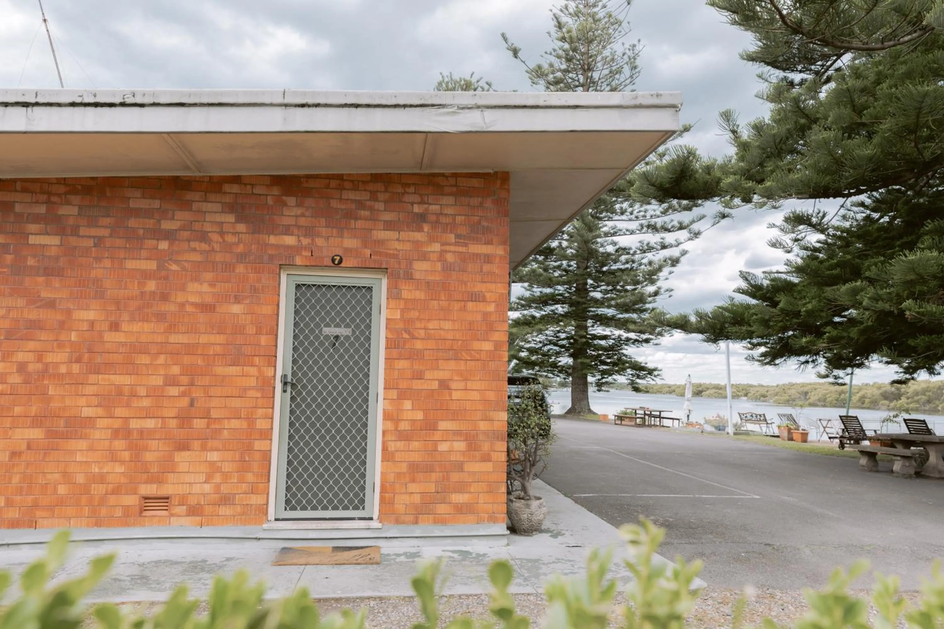 Black Swan Waterfront Motel