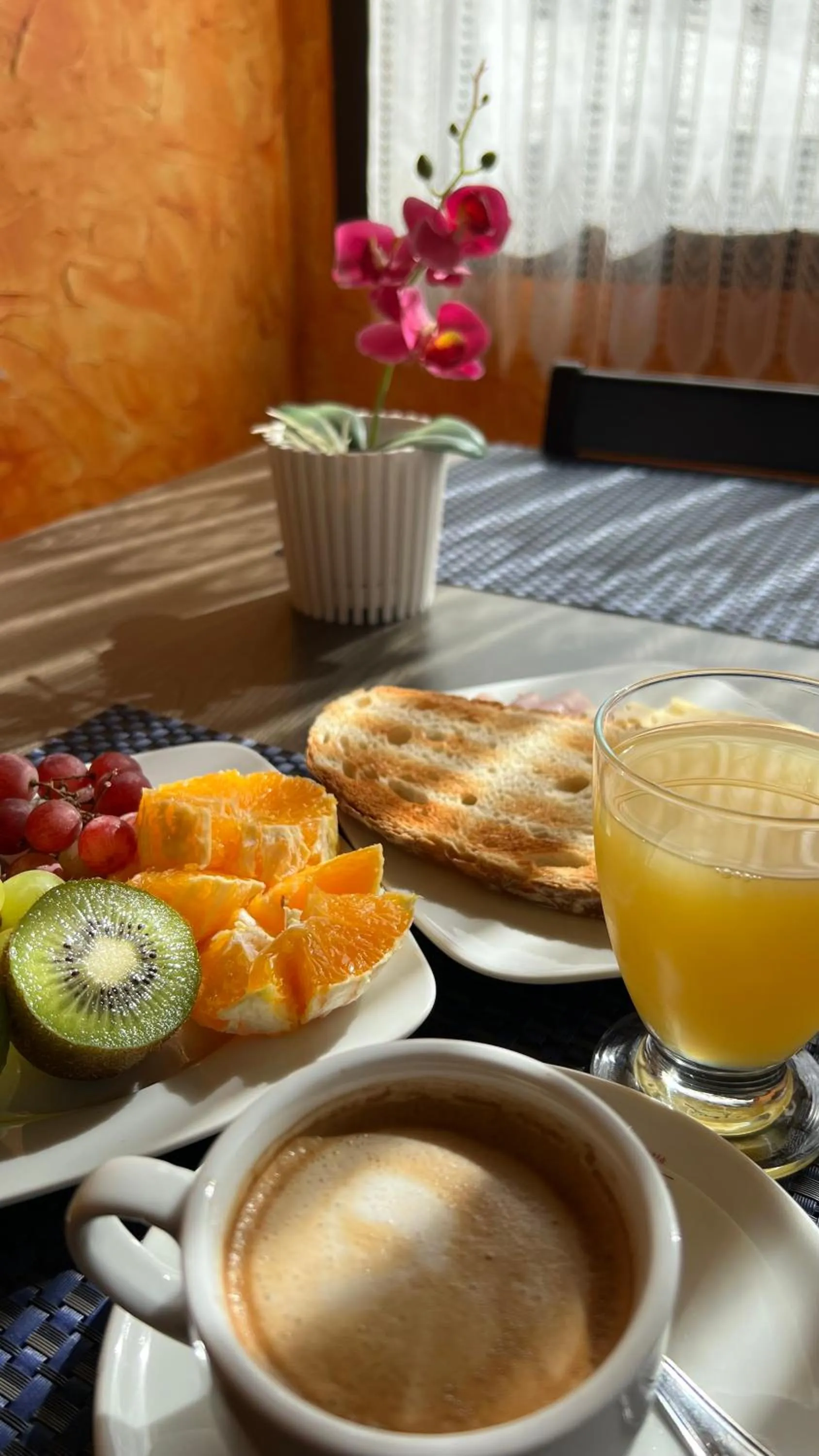 Breakfast in Hotel Alma Rosa