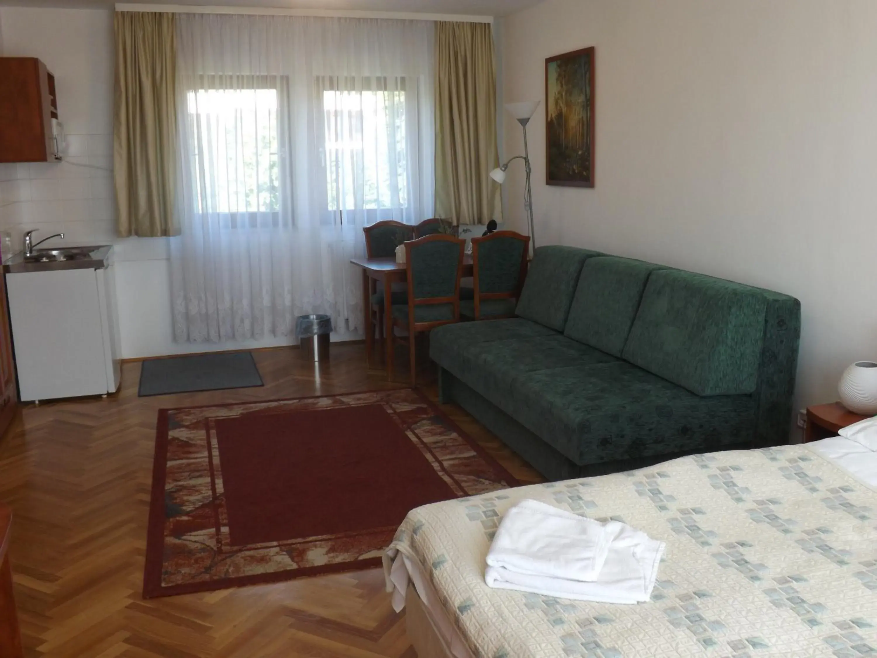 Kitchen or kitchenette, Seating Area in HELIOS Hotel Apartments