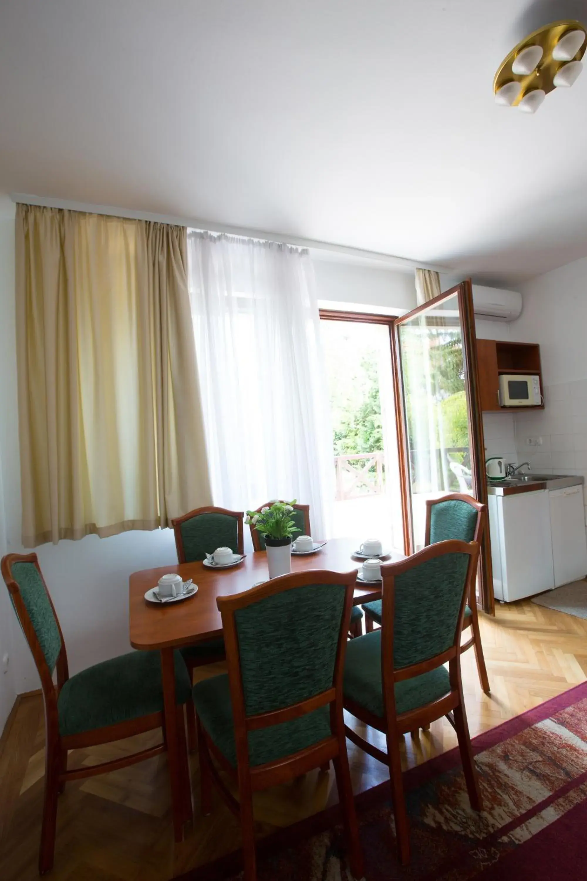 Kitchen or kitchenette, Dining Area in HELIOS Hotel Apartments