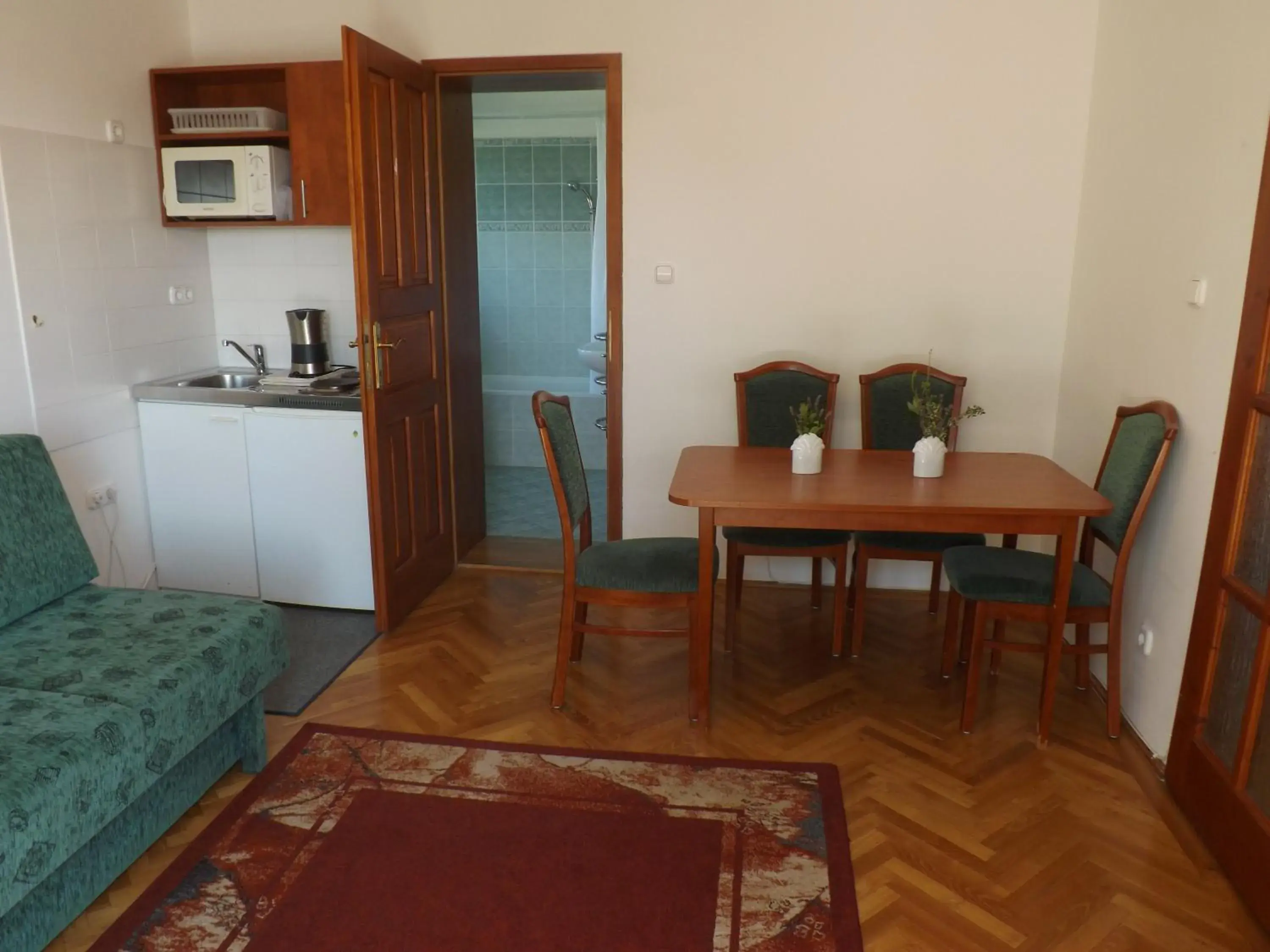 Coffee/tea facilities, Kitchen/Kitchenette in HELIOS Hotel Apartments