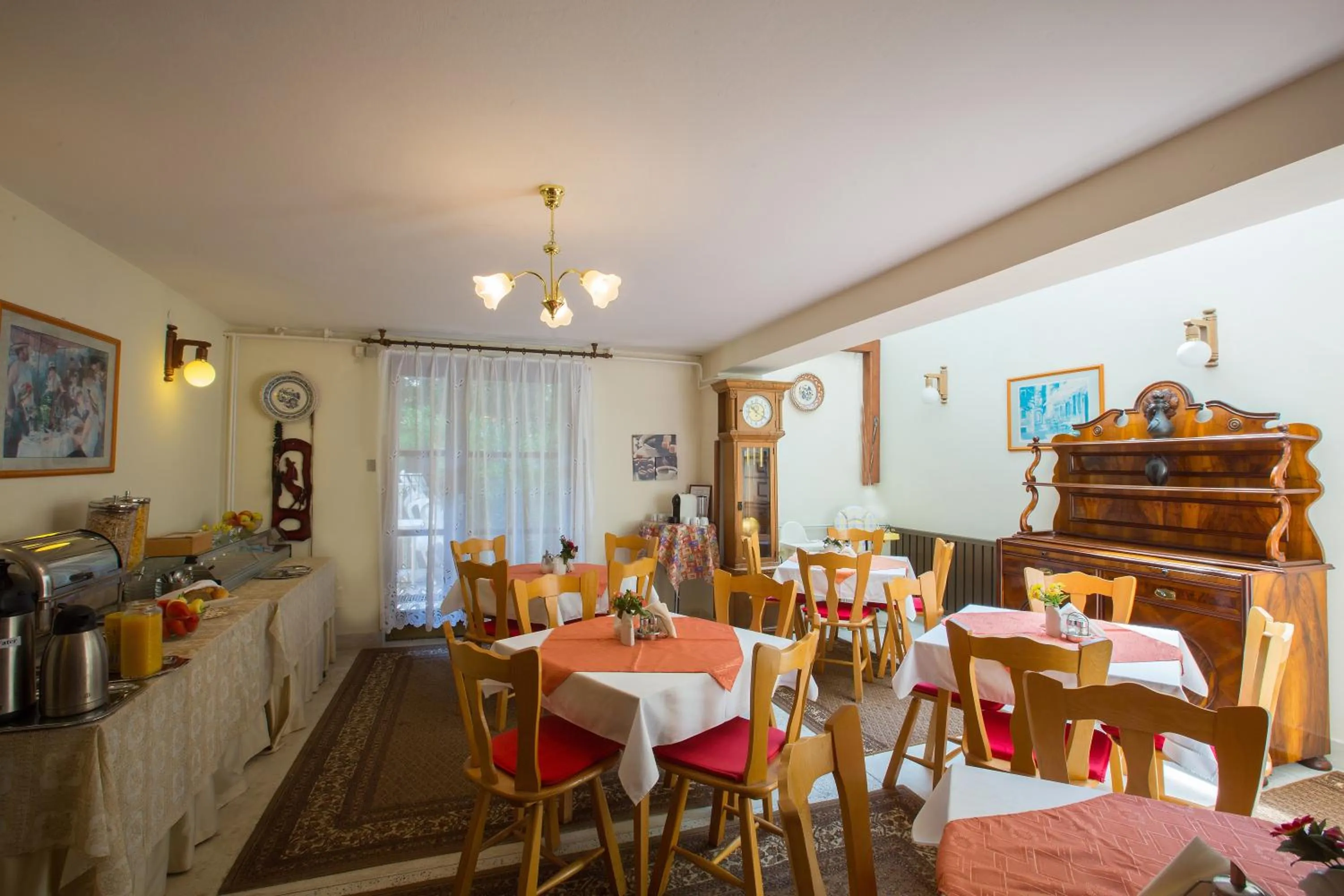 Restaurant/places to eat in HELIOS Hotel Apartments