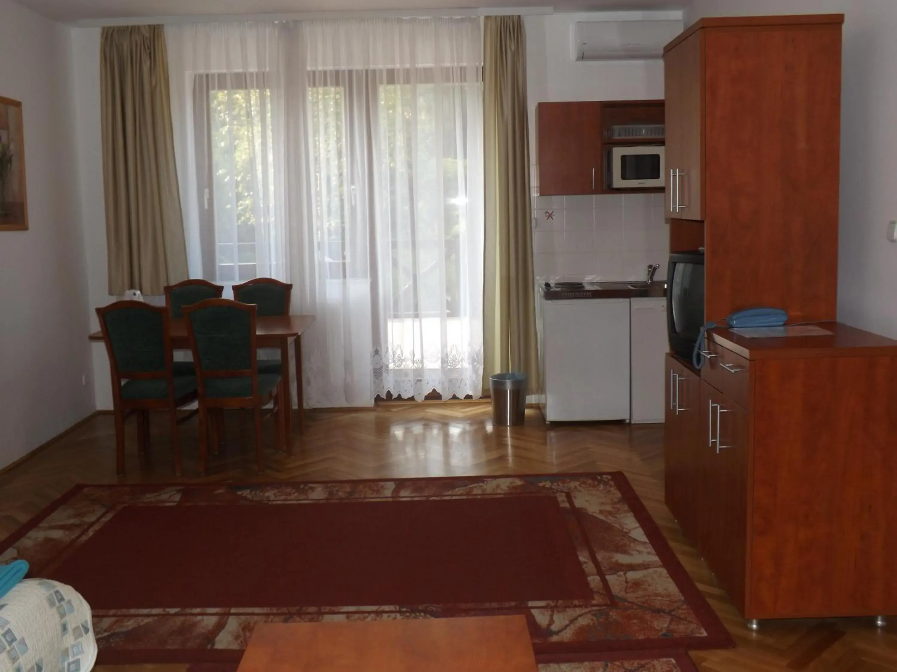Kitchen or kitchenette, Seating Area in HELIOS Hotel Apartments