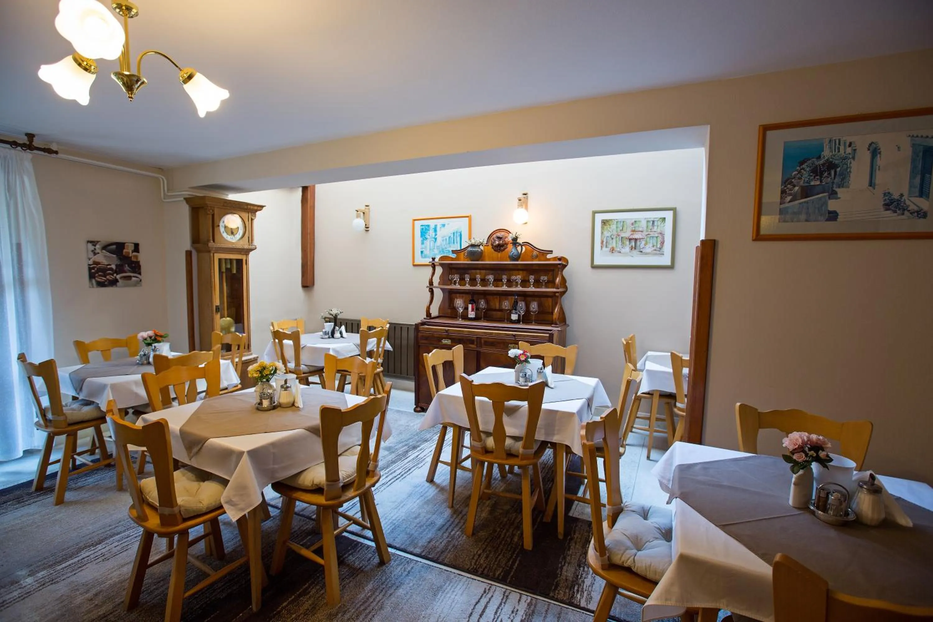 Restaurant/places to eat in HELIOS Hotel Apartments