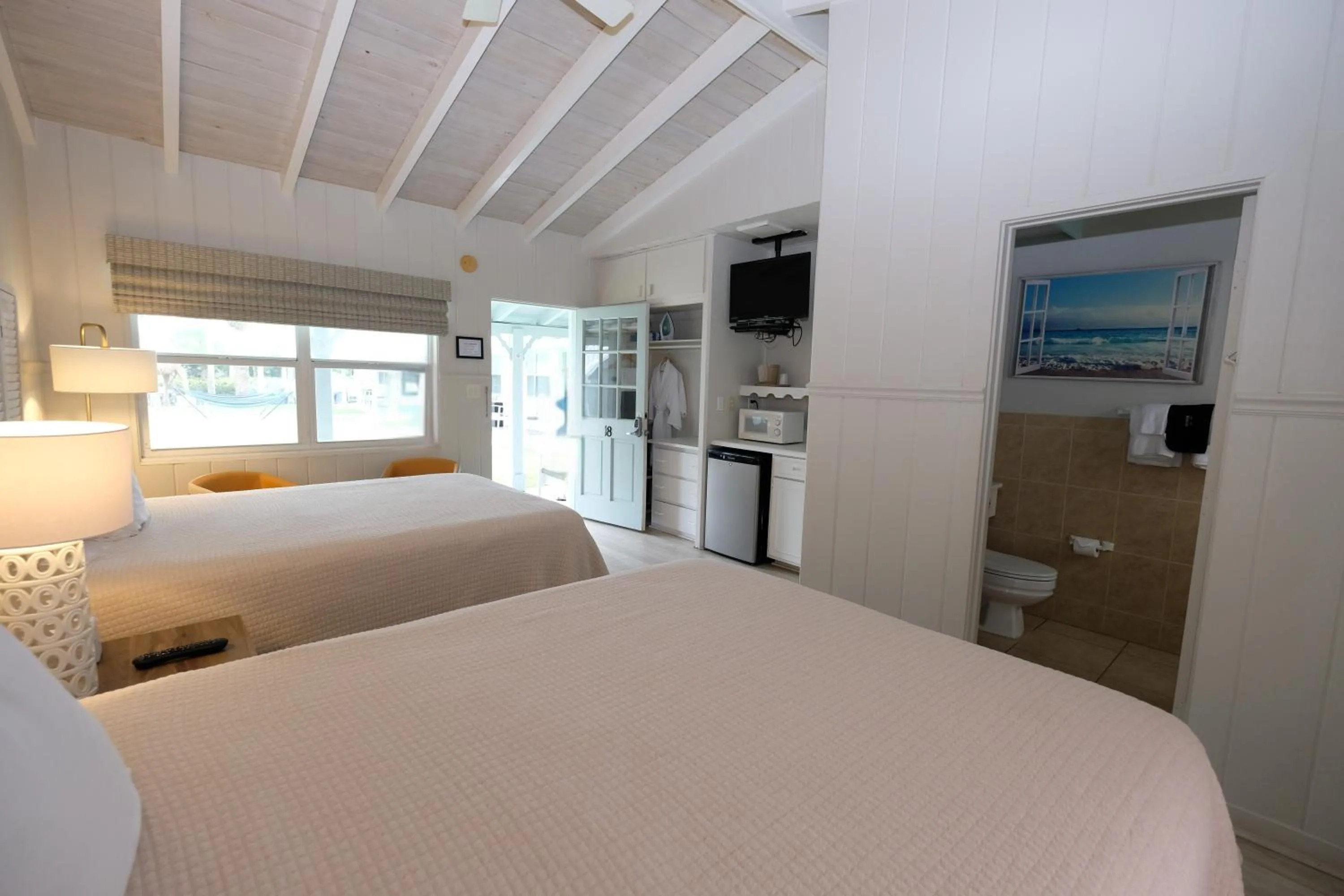 Bed in The Islander Inn