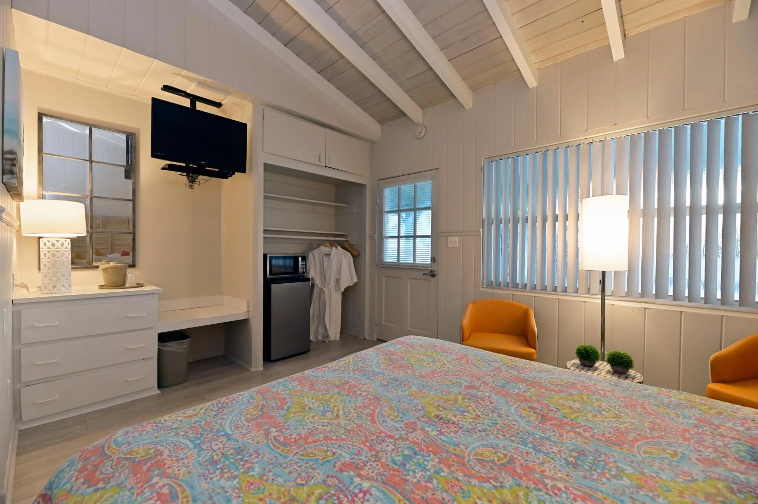 minibar, Bed in The Islander Inn