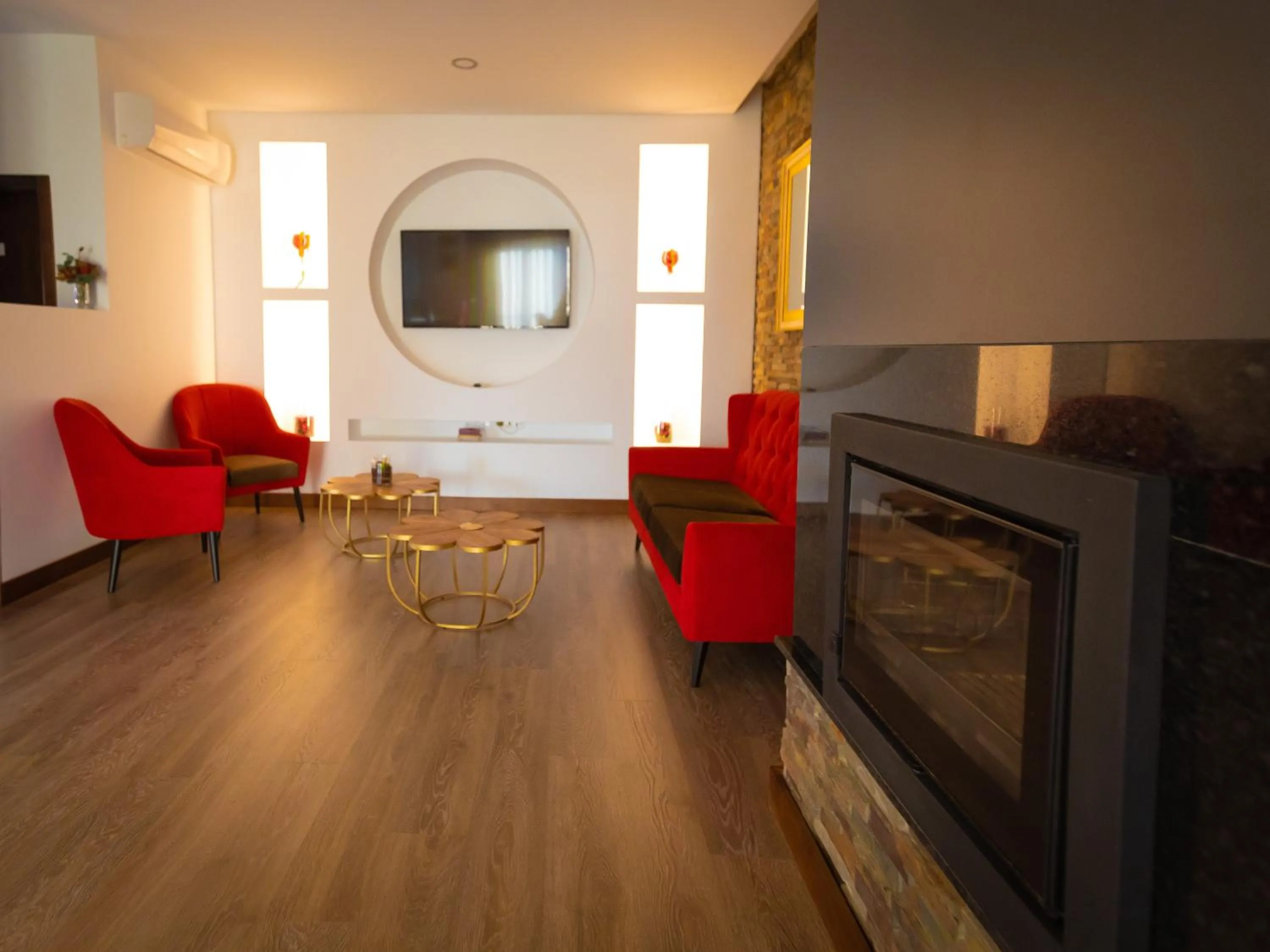 Communal lounge/ TV room in Golden Mirror