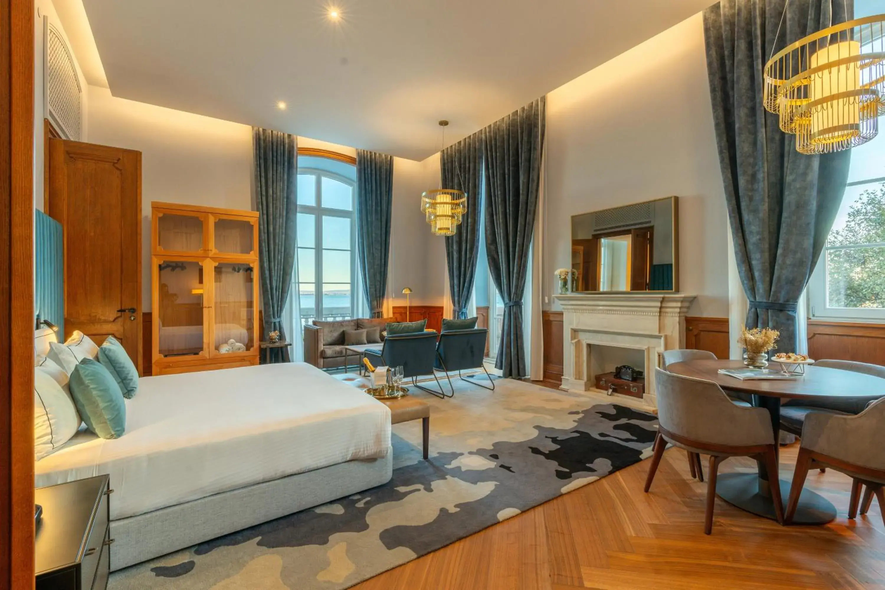 King Suite with River View in The Editory Riverside Hotel, an Historic Hotel King Suite with River View in The Editory Riverside Hotel, an Historic Hotel