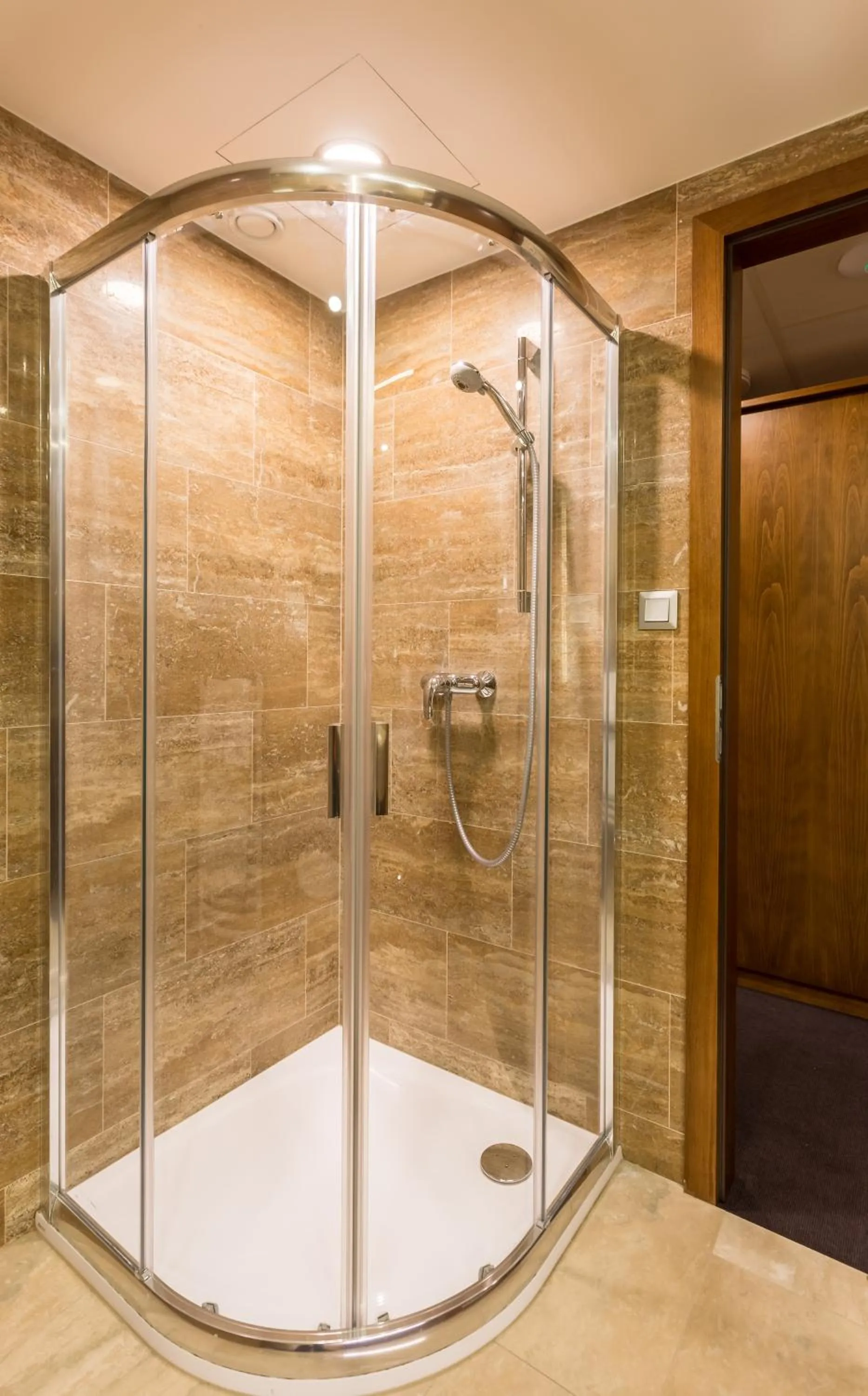 Shower in Szőnyi Garden Hotel Pest