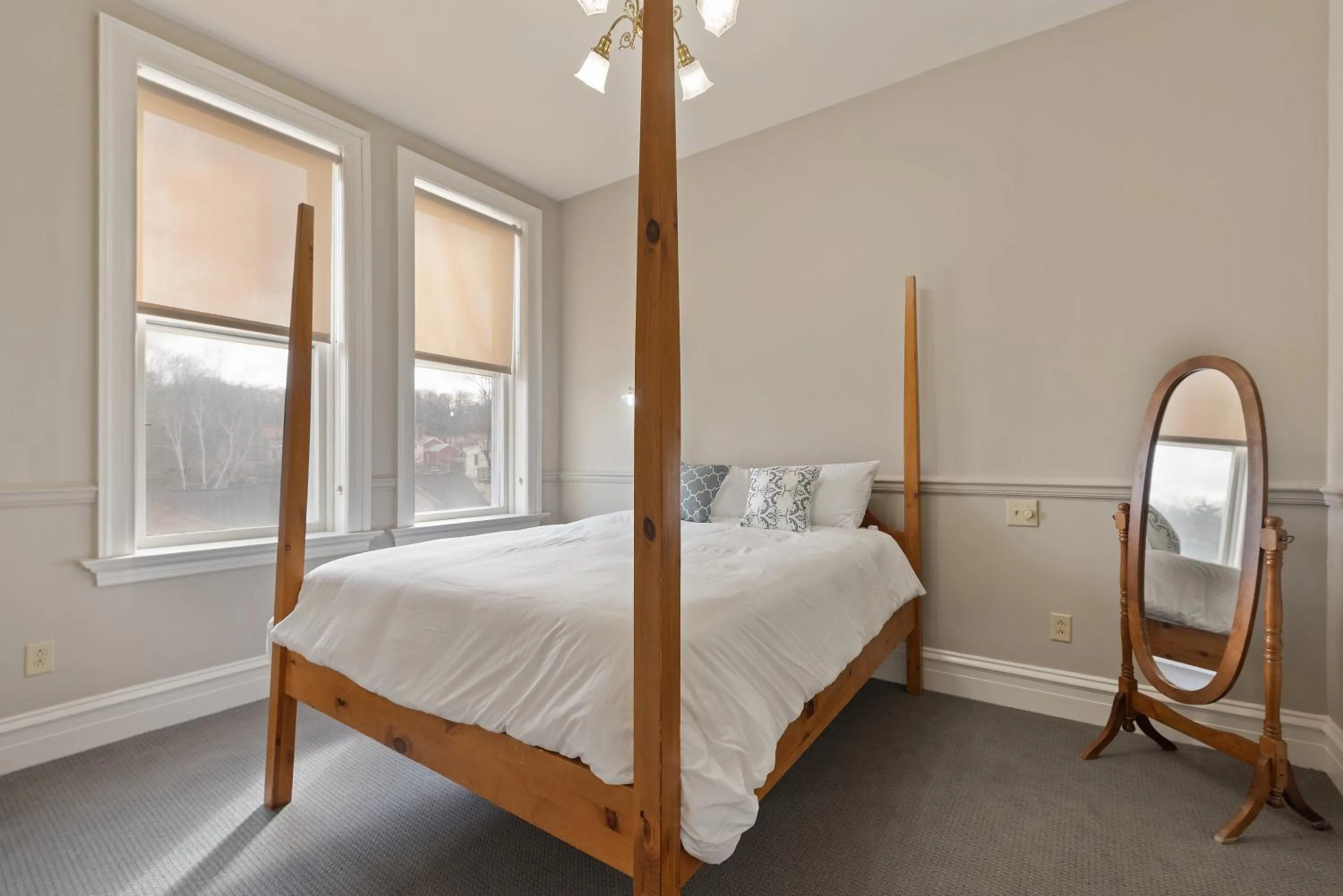 Bed in The Audubon Inn LLC