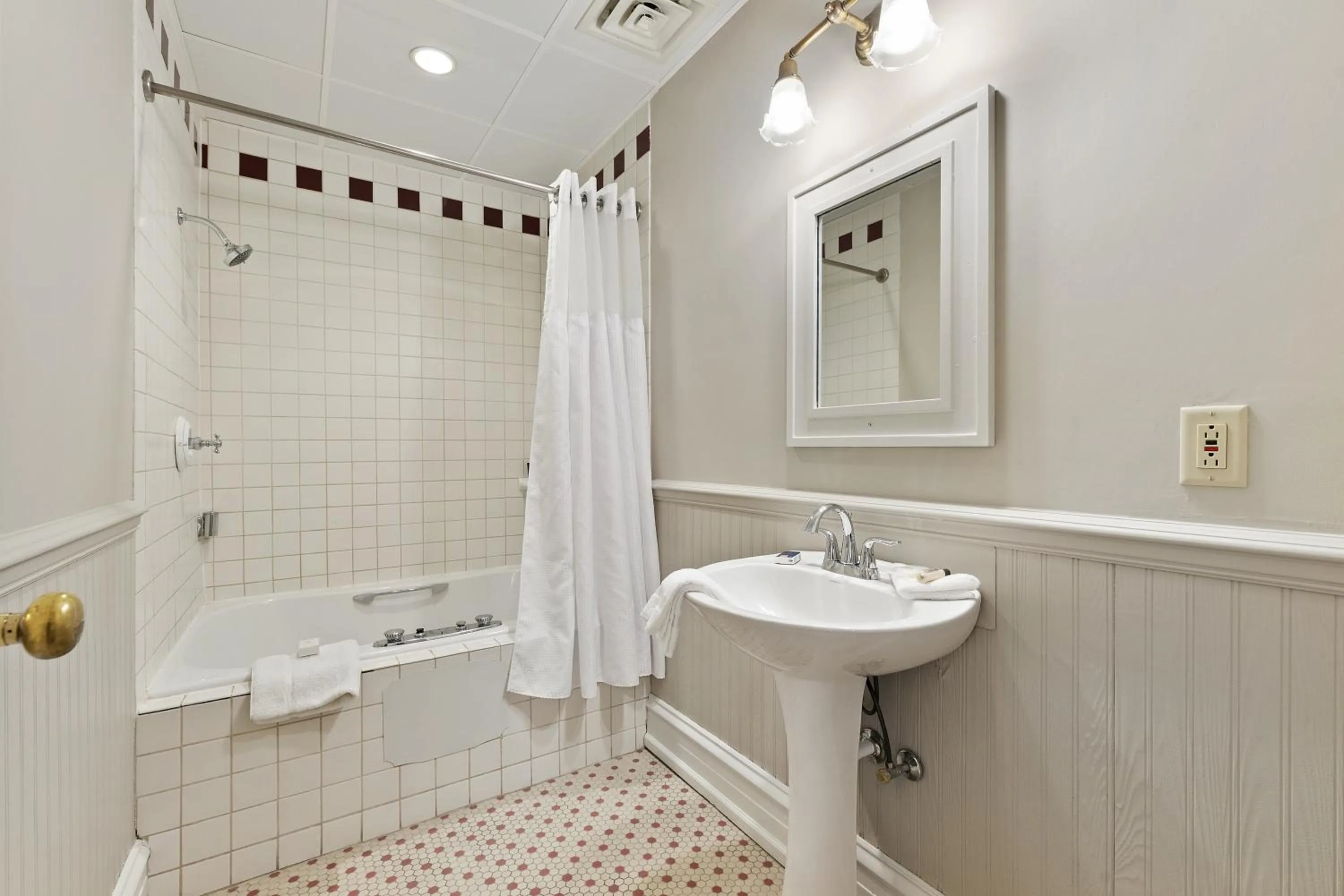 Bathroom in The Audubon Inn LLC