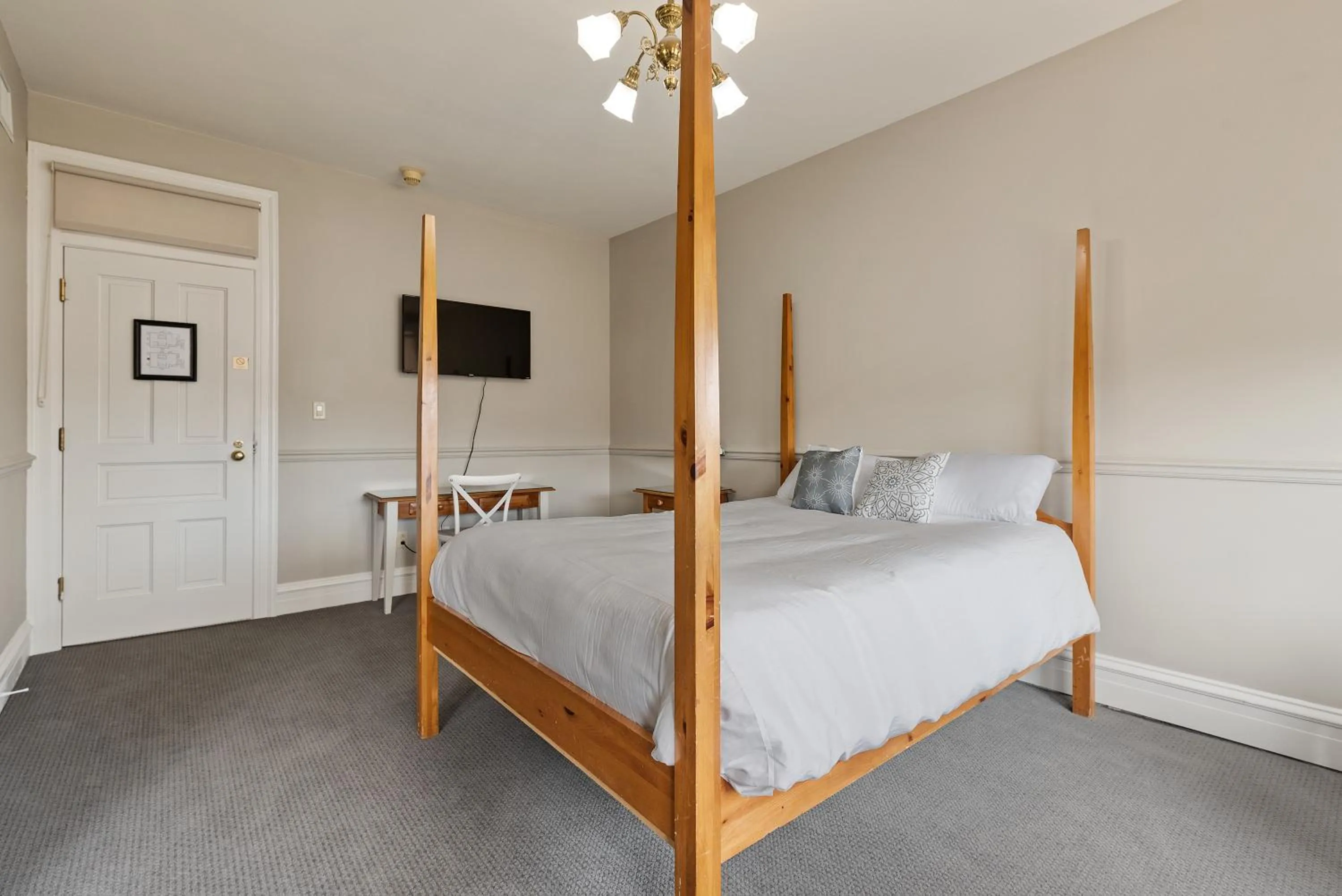 Bed in The Audubon Inn LLC