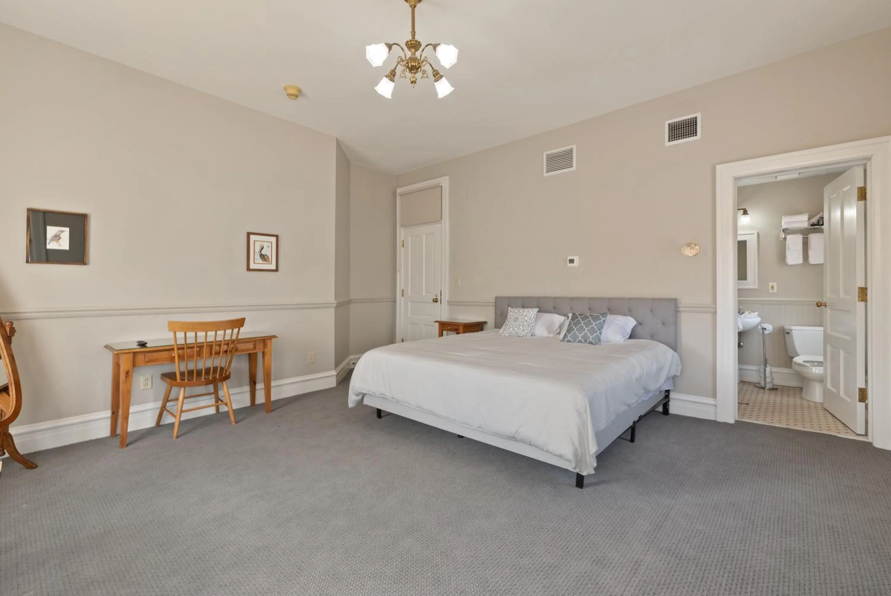 Bed in The Audubon Inn LLC