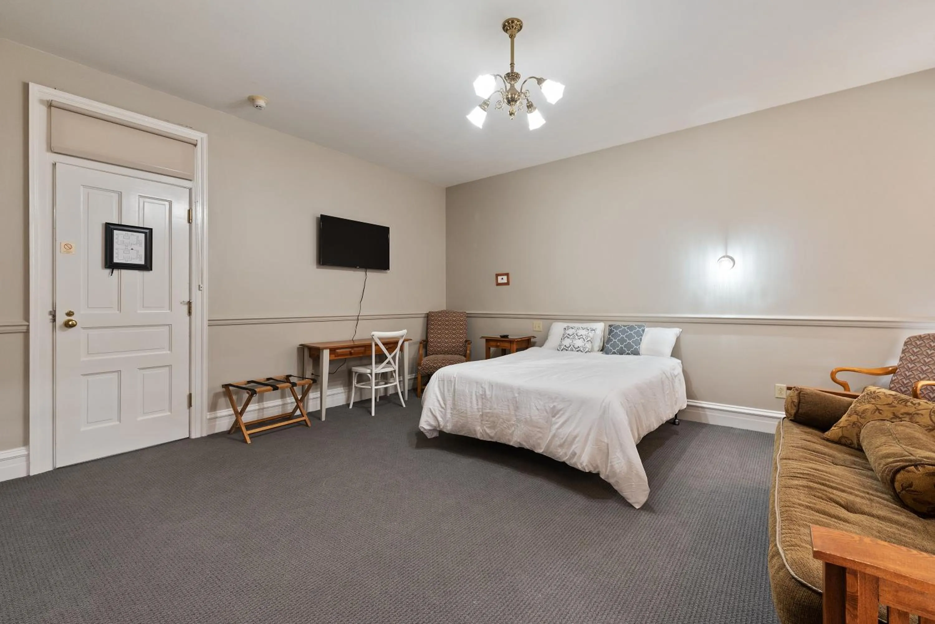 Photo of the whole room, Bed in The Audubon Inn LLC