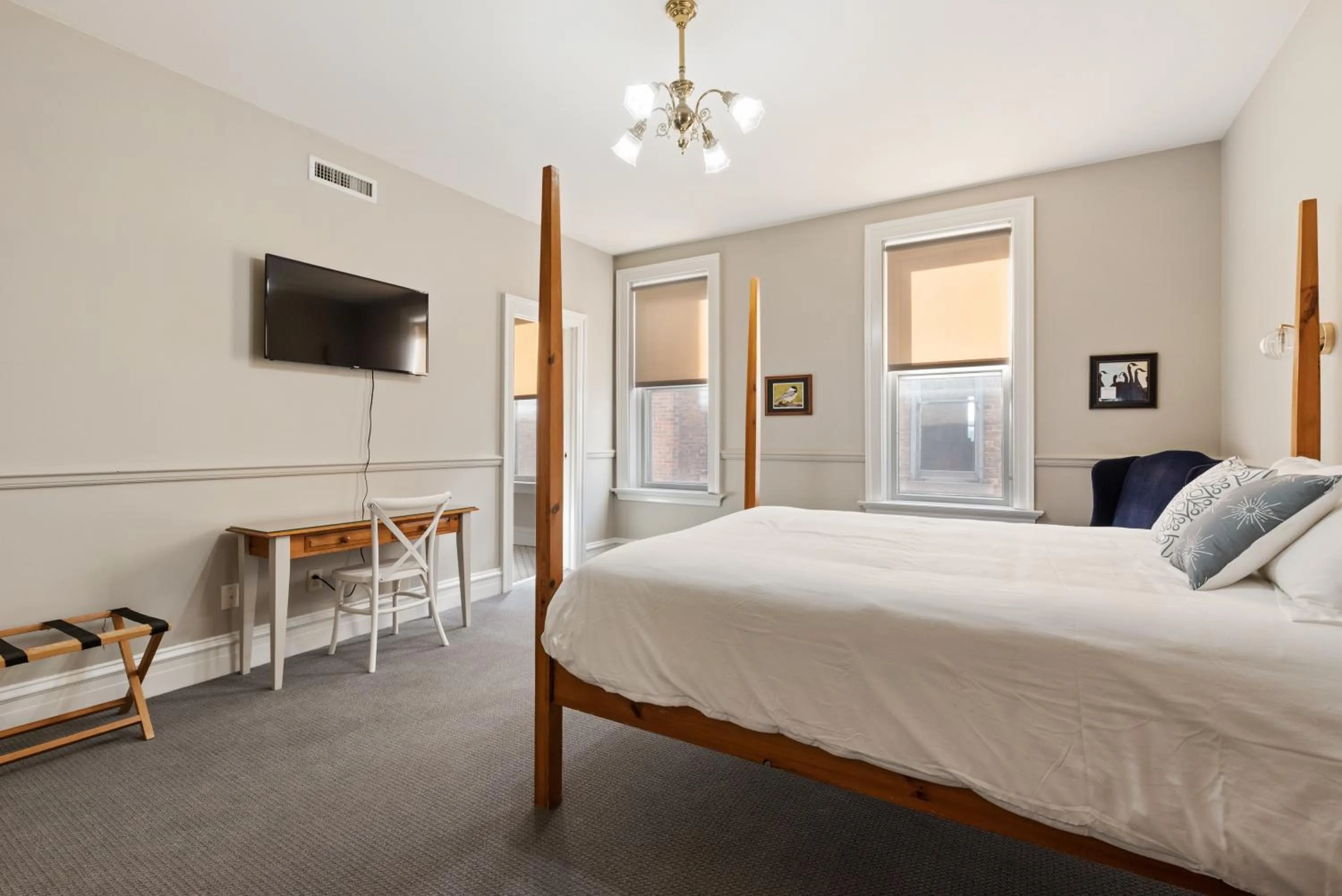 Bed in The Audubon Inn LLC