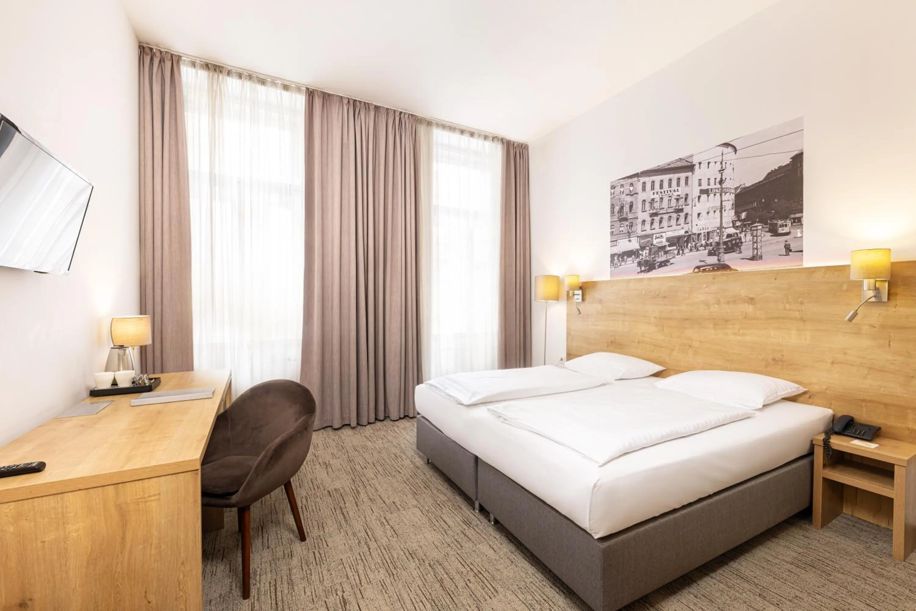 Bed in City Hotel Ring