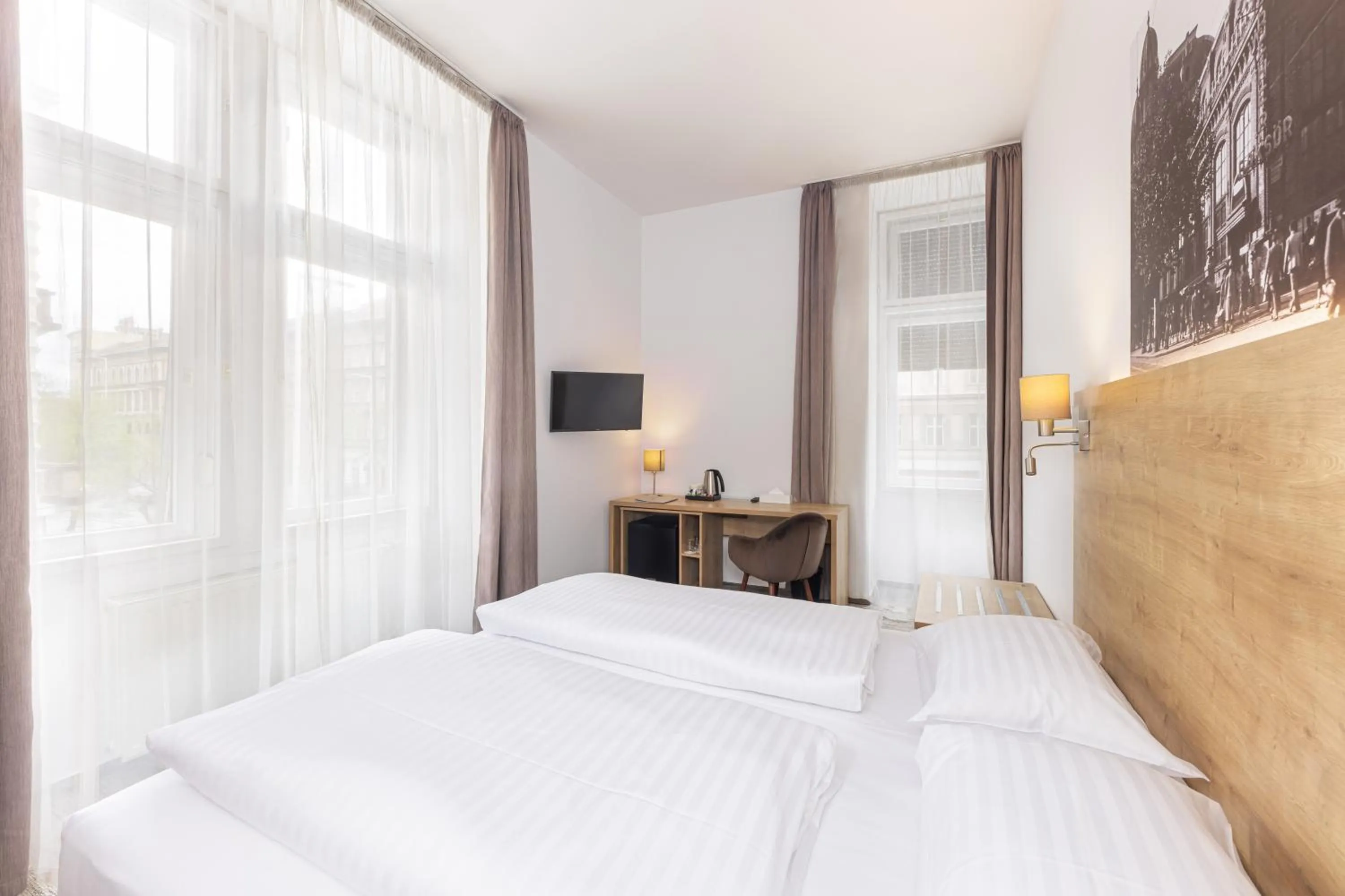 Bed in City Hotel Ring