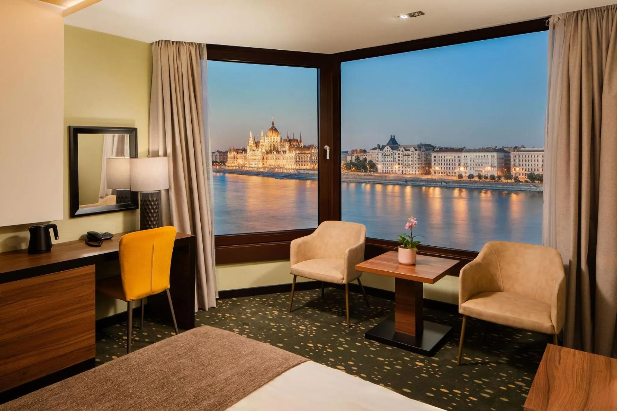 View (from property/room), Bed in Boutique Hotel Victoria Budapest