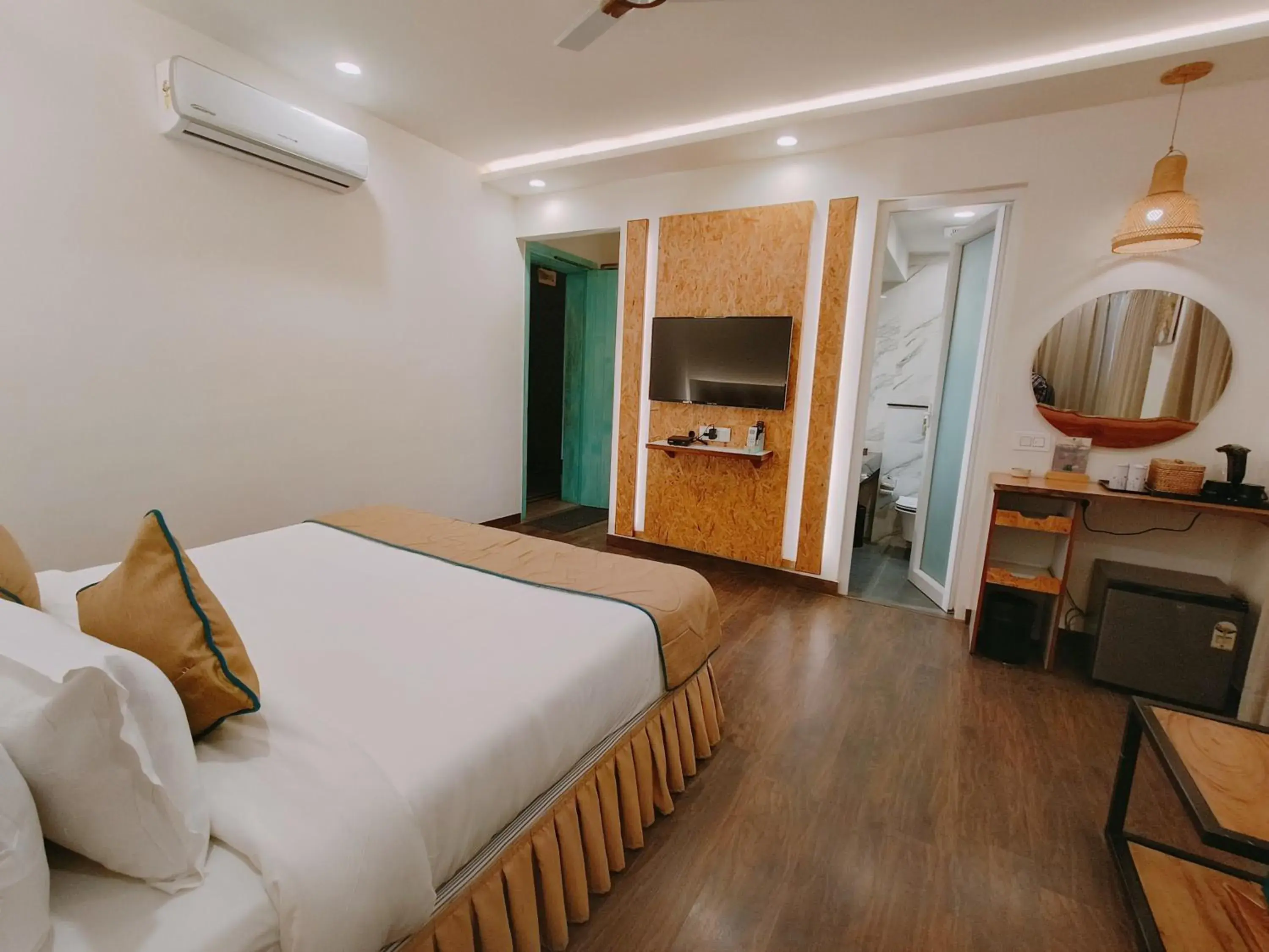 TV and multimedia, Bed in Ataraxia Crestmont Resort & Spa TV and multimedia, Bed in Ataraxia Crestmont Resort & Spa