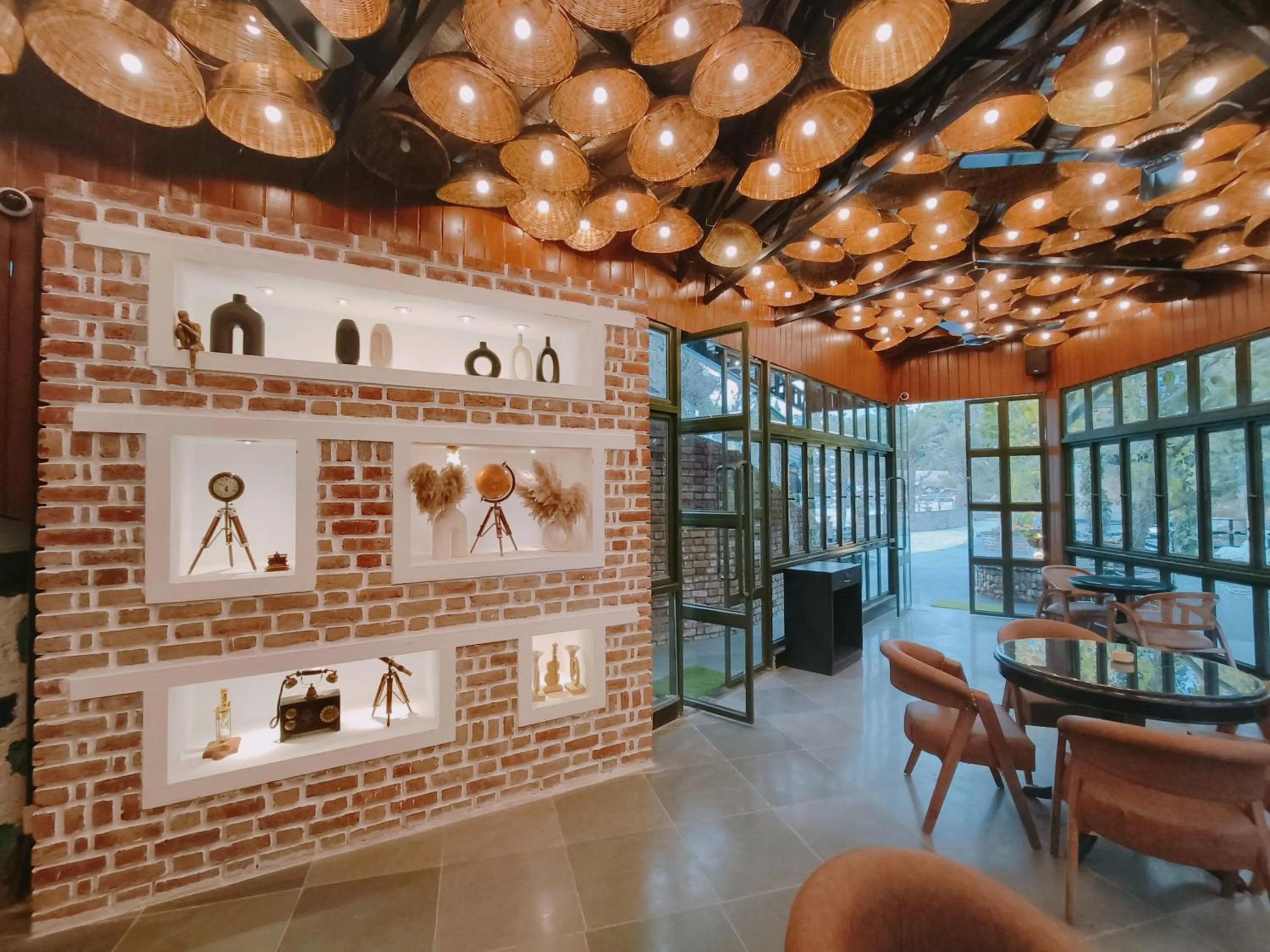 Restaurant/places to eat in Ataraxia Crestmont Resort & Spa