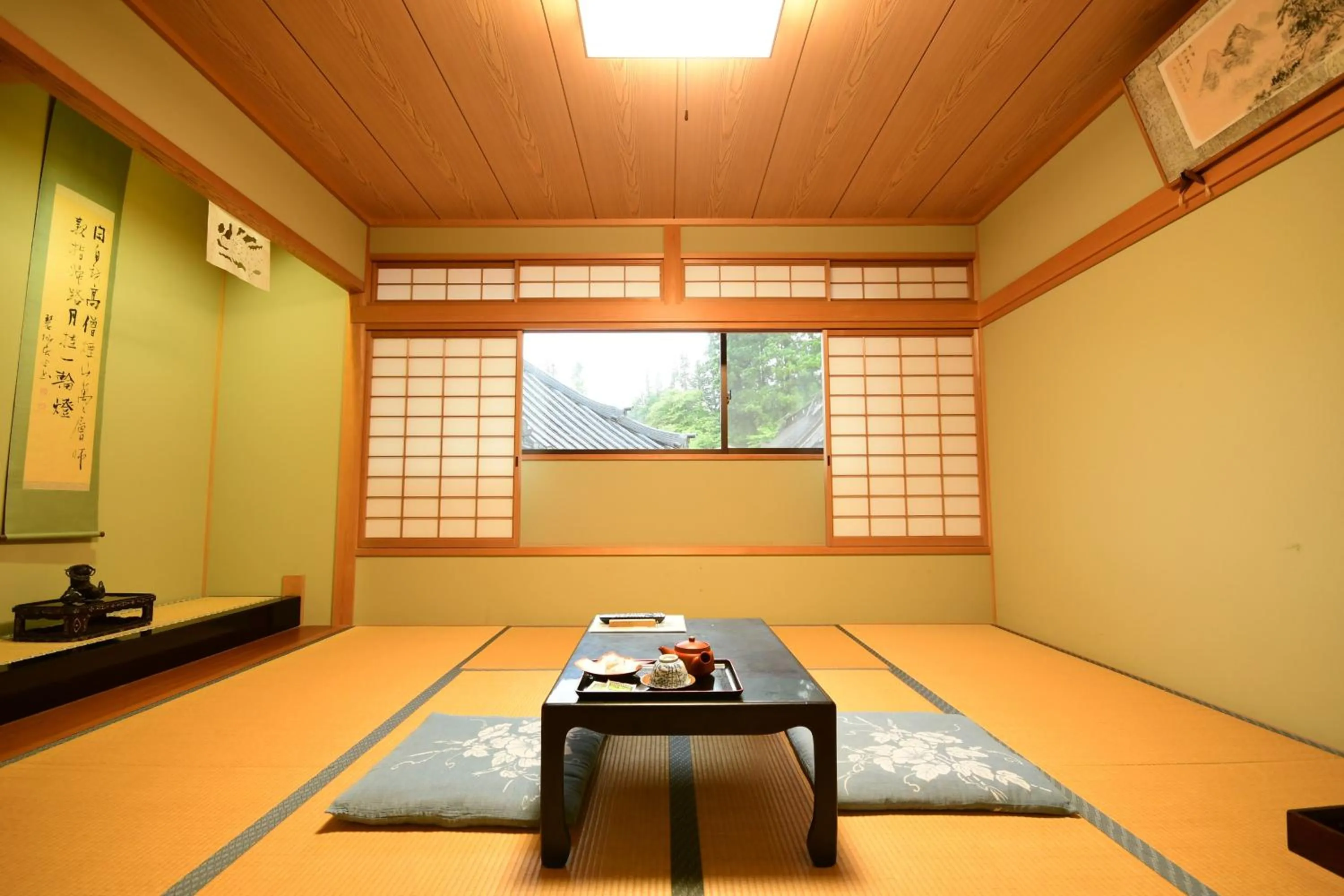 Photo of the whole room in Koyasan Shukubo Fugenin