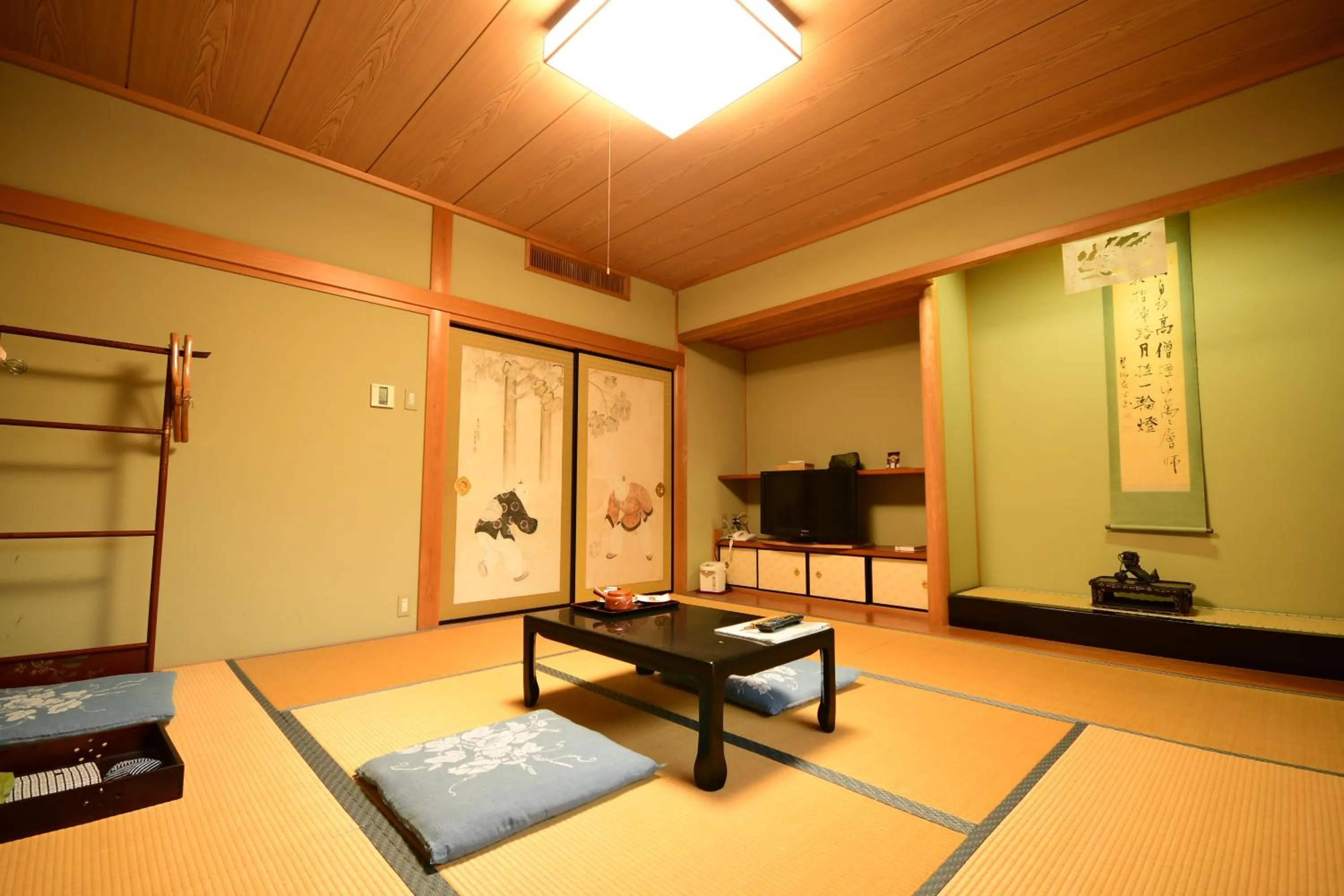 Photo of the whole room in Koyasan Shukubo Fugenin