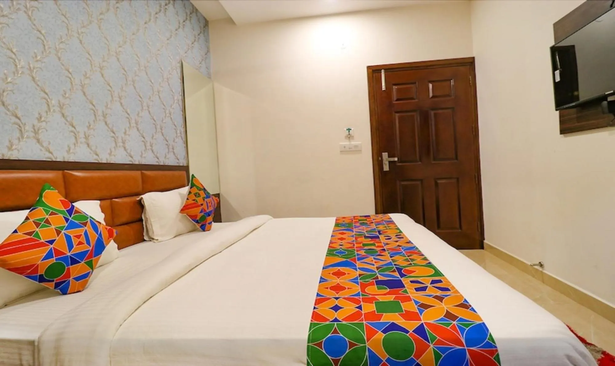 Bed in Hotel California Heights